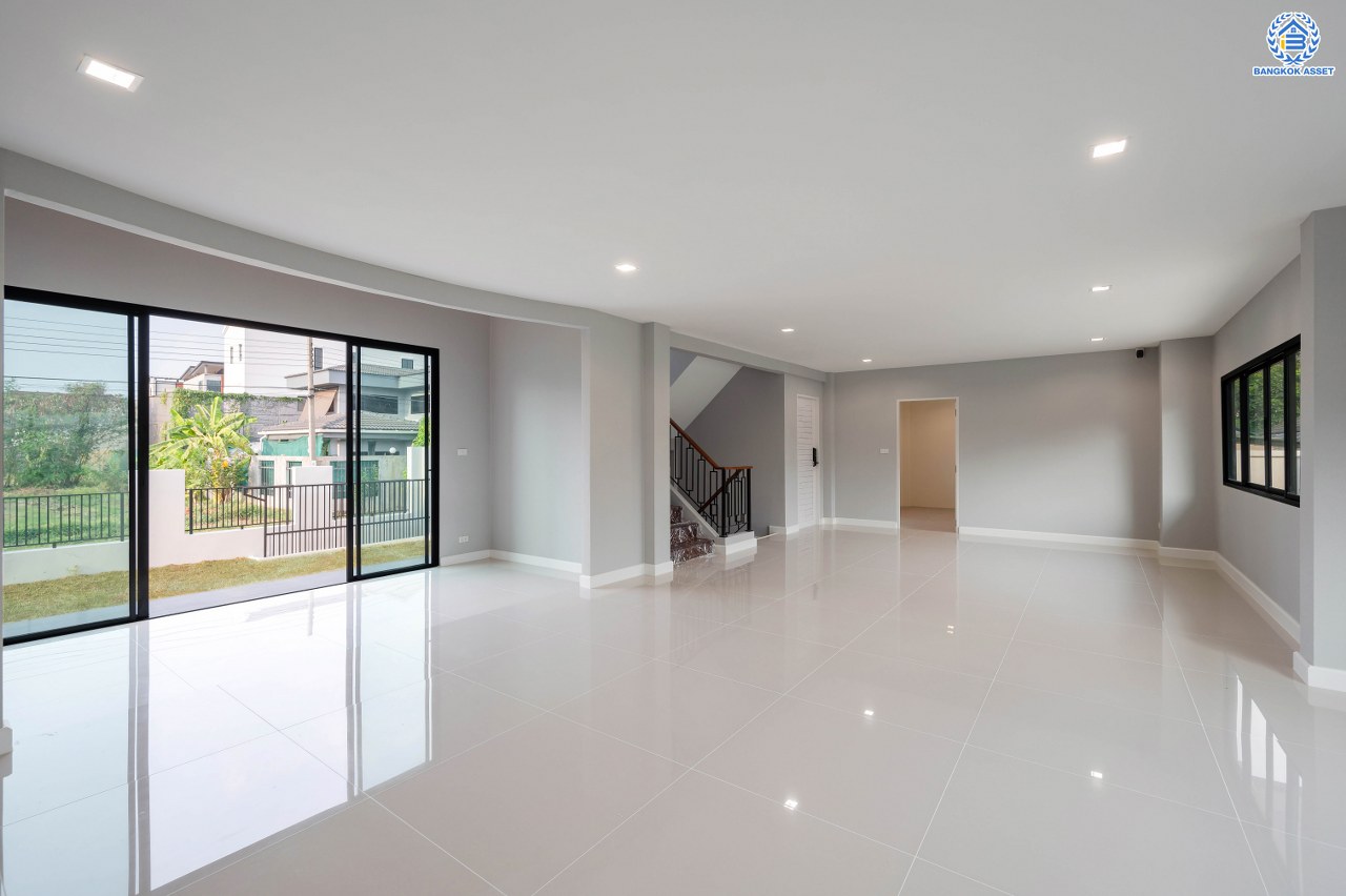 บ้านมือสองตกแต่งใหม่ โครงการ กฤษดานคร20 ปิ่นเกล้า เนื้อที่ 118 ตร.ว. พื้นที่ใช้สอย 330.8 ตร.ม. พร้อมฟังก์ชันจัดเต็ม 5 ห้องนอน 5 ห้องน้ำ 1 ห้องแม่บ้าน จอดรถได้ 2 คัน บนทำเลเชื่อมต่อเมืองอย่างรวดเร็ว ใกล้ทางคู่ขนานลอยฟ้าบรมราชชนนี ทางด่วน "กาญจนาภิเษก" ม.มหิดล เซ็นทรัลปิ่นเกล้า และตลาดสดธนบุรี