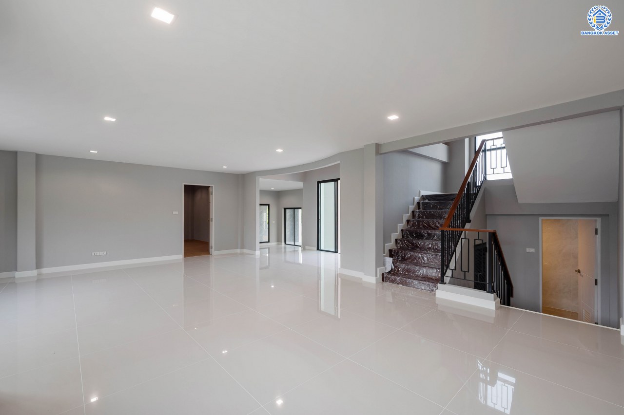 บ้านมือสองตกแต่งใหม่ โครงการ กฤษดานคร20 ปิ่นเกล้า เนื้อที่ 118 ตร.ว. พื้นที่ใช้สอย 330.8 ตร.ม. พร้อมฟังก์ชันจัดเต็ม 5 ห้องนอน 5 ห้องน้ำ 1 ห้องแม่บ้าน จอดรถได้ 2 คัน บนทำเลเชื่อมต่อเมืองอย่างรวดเร็ว ใกล้ทางคู่ขนานลอยฟ้าบรมราชชนนี ทางด่วน "กาญจนาภิเษก" ม.มหิดล เซ็นทรัลปิ่นเกล้า และตลาดสดธนบุรี