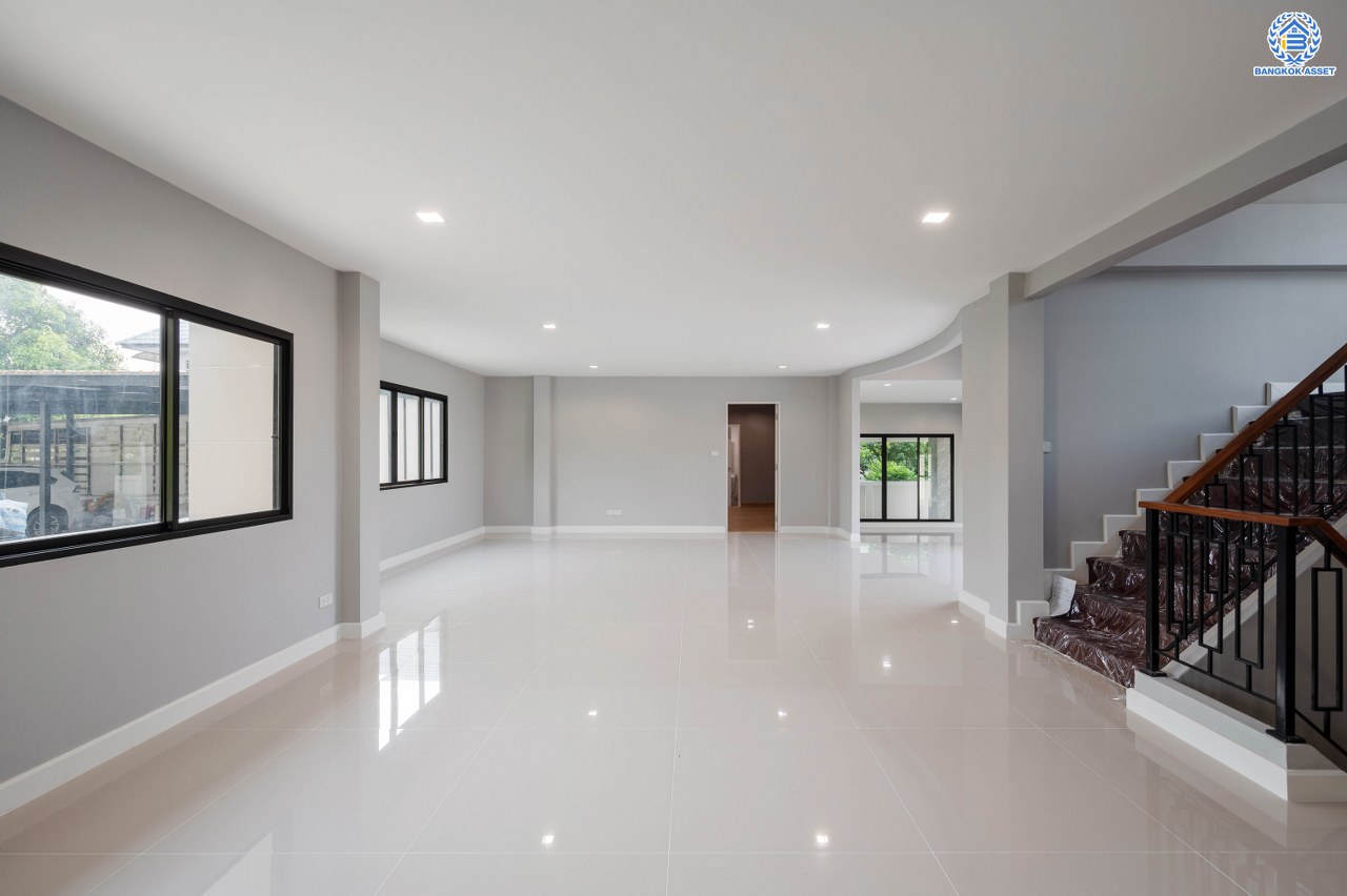 บ้านมือสองตกแต่งใหม่ โครงการ กฤษดานคร20 ปิ่นเกล้า เนื้อที่ 118 ตร.ว. พื้นที่ใช้สอย 330.8 ตร.ม. พร้อมฟังก์ชันจัดเต็ม 5 ห้องนอน 5 ห้องน้ำ 1 ห้องแม่บ้าน จอดรถได้ 2 คัน บนทำเลเชื่อมต่อเมืองอย่างรวดเร็ว ใกล้ทางคู่ขนานลอยฟ้าบรมราชชนนี ทางด่วน "กาญจนาภิเษก" ม.มหิดล เซ็นทรัลปิ่นเกล้า และตลาดสดธนบุรี