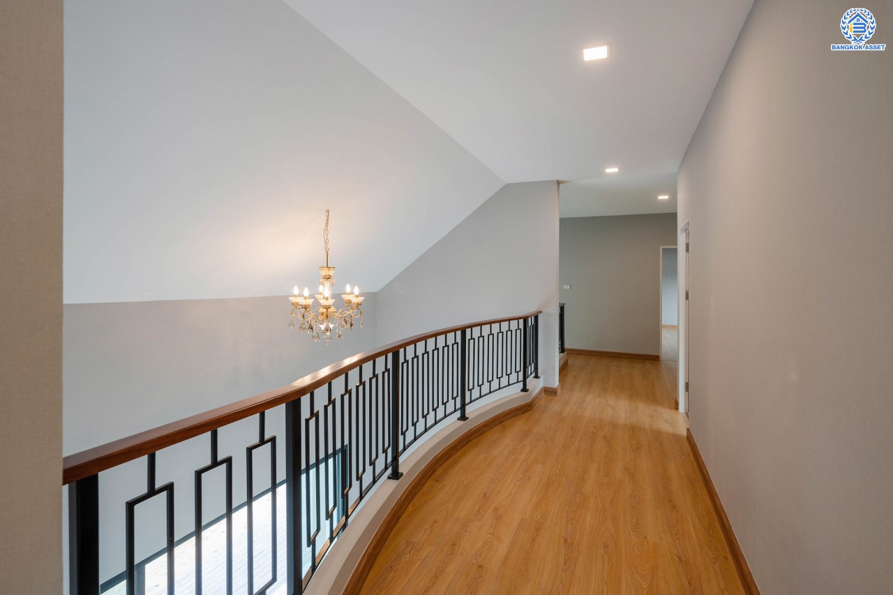 บ้านมือสองตกแต่งใหม่ โครงการ กฤษดานคร20 ปิ่นเกล้า เนื้อที่ 118 ตร.ว. พื้นที่ใช้สอย 330.8 ตร.ม. พร้อมฟังก์ชันจัดเต็ม 5 ห้องนอน 5 ห้องน้ำ 1 ห้องแม่บ้าน จอดรถได้ 2 คัน บนทำเลเชื่อมต่อเมืองอย่างรวดเร็ว ใกล้ทางคู่ขนานลอยฟ้าบรมราชชนนี ทางด่วน "กาญจนาภิเษก" ม.มหิดล เซ็นทรัลปิ่นเกล้า และตลาดสดธนบุรี