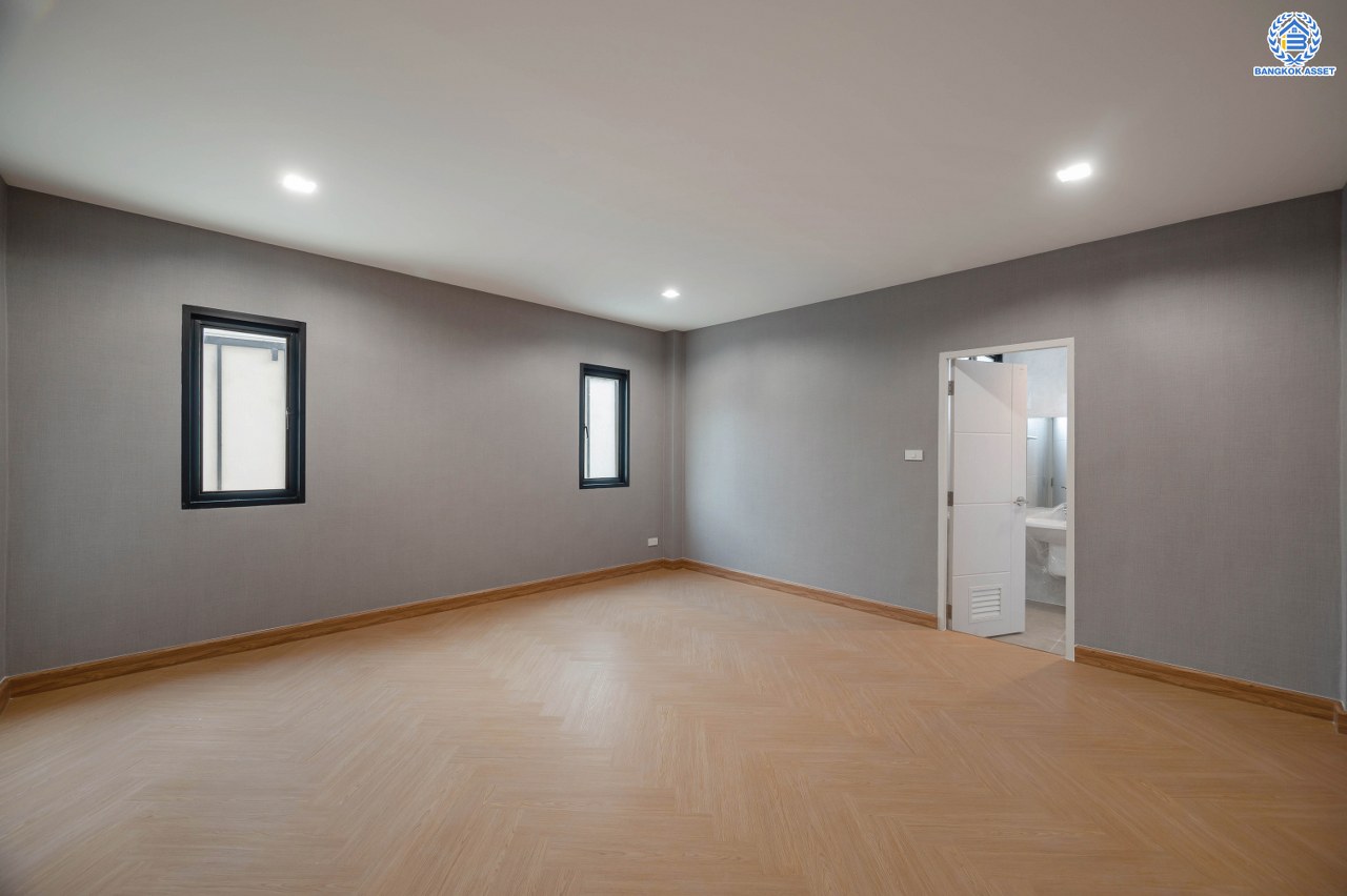 บ้านมือสองตกแต่งใหม่ โครงการ กฤษดานคร20 ปิ่นเกล้า เนื้อที่ 118 ตร.ว. พื้นที่ใช้สอย 330.8 ตร.ม. พร้อมฟังก์ชันจัดเต็ม 5 ห้องนอน 5 ห้องน้ำ 1 ห้องแม่บ้าน จอดรถได้ 2 คัน บนทำเลเชื่อมต่อเมืองอย่างรวดเร็ว ใกล้ทางคู่ขนานลอยฟ้าบรมราชชนนี ทางด่วน "กาญจนาภิเษก" ม.มหิดล เซ็นทรัลปิ่นเกล้า และตลาดสดธนบุรี