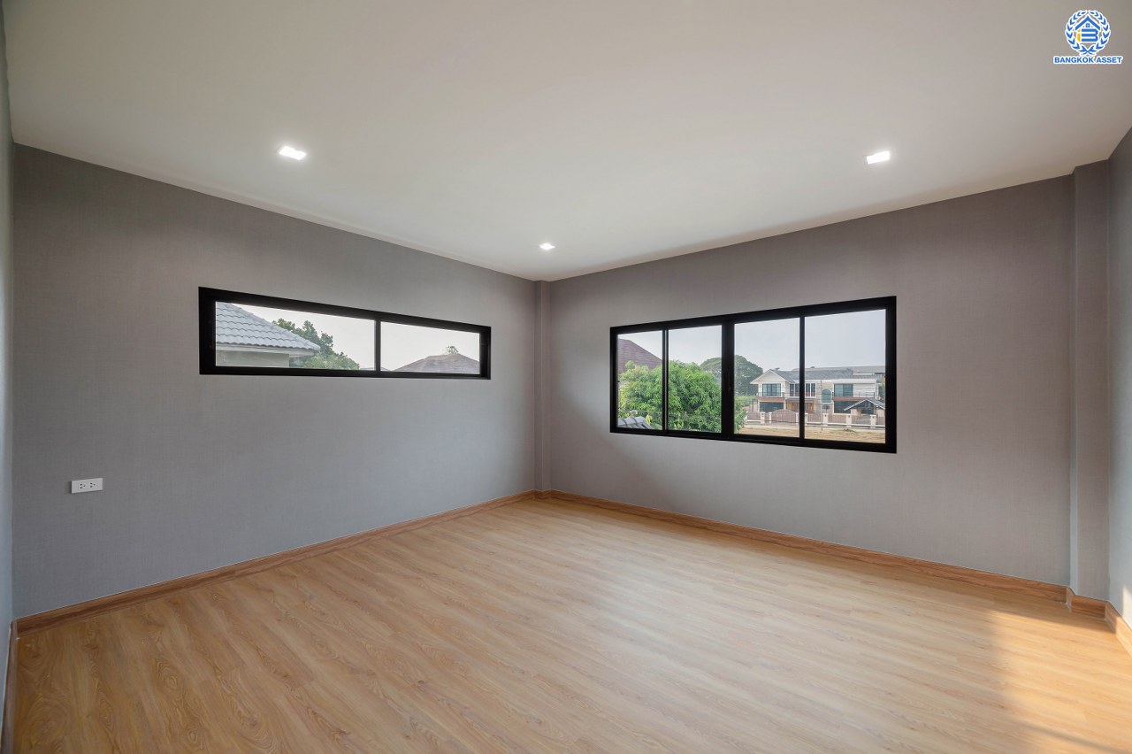 บ้านมือสองตกแต่งใหม่ โครงการ กฤษดานคร20 ปิ่นเกล้า เนื้อที่ 118 ตร.ว. พื้นที่ใช้สอย 330.8 ตร.ม. พร้อมฟังก์ชันจัดเต็ม 5 ห้องนอน 5 ห้องน้ำ 1 ห้องแม่บ้าน จอดรถได้ 2 คัน บนทำเลเชื่อมต่อเมืองอย่างรวดเร็ว ใกล้ทางคู่ขนานลอยฟ้าบรมราชชนนี ทางด่วน "กาญจนาภิเษก" ม.มหิดล เซ็นทรัลปิ่นเกล้า และตลาดสดธนบุรี