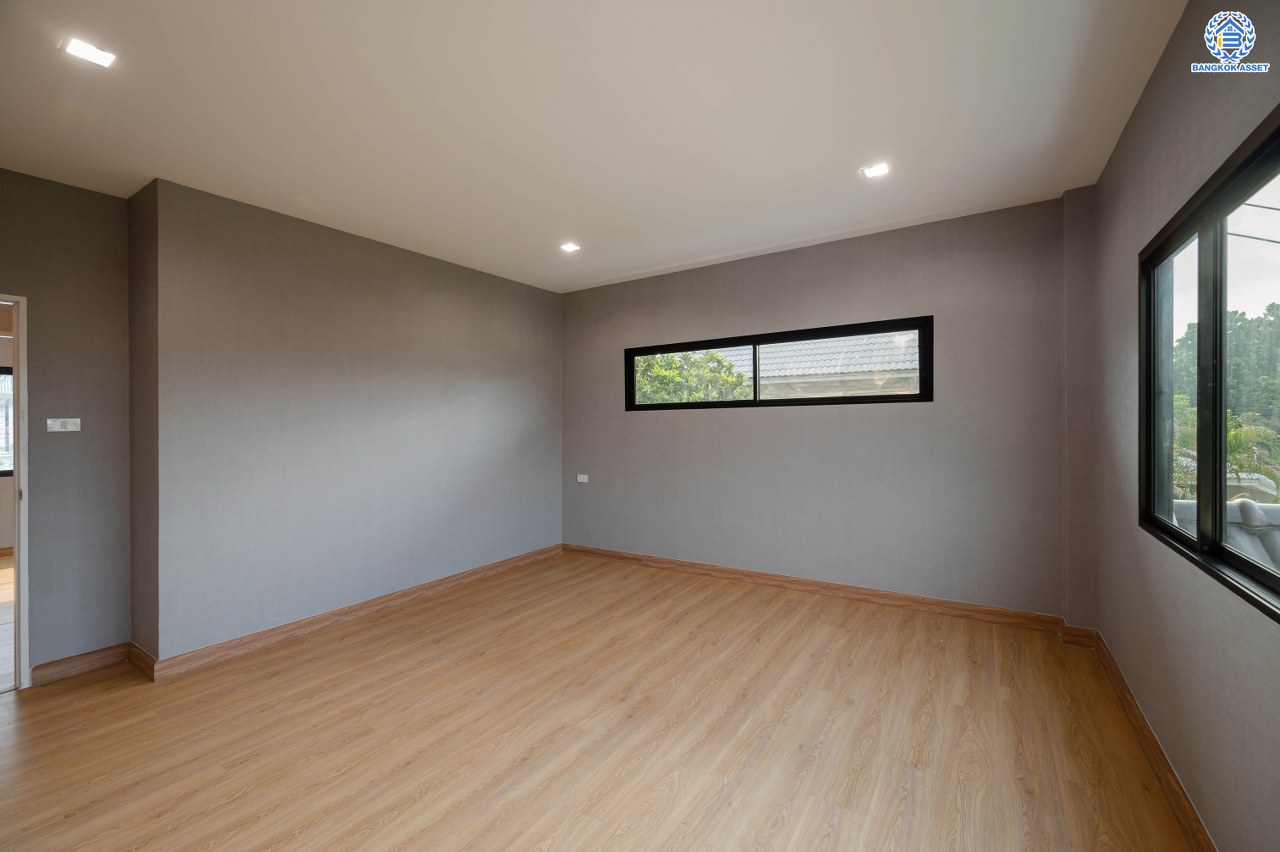 บ้านมือสองตกแต่งใหม่ โครงการ กฤษดานคร20 ปิ่นเกล้า เนื้อที่ 118 ตร.ว. พื้นที่ใช้สอย 330.8 ตร.ม. พร้อมฟังก์ชันจัดเต็ม 5 ห้องนอน 5 ห้องน้ำ 1 ห้องแม่บ้าน จอดรถได้ 2 คัน บนทำเลเชื่อมต่อเมืองอย่างรวดเร็ว ใกล้ทางคู่ขนานลอยฟ้าบรมราชชนนี ทางด่วน "กาญจนาภิเษก" ม.มหิดล เซ็นทรัลปิ่นเกล้า และตลาดสดธนบุรี