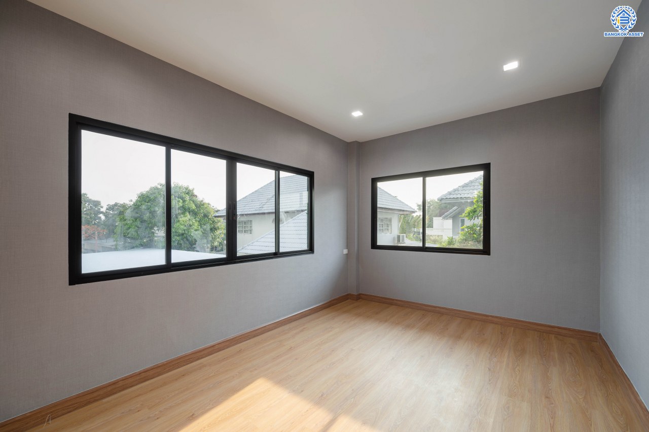 บ้านมือสองตกแต่งใหม่ โครงการ กฤษดานคร20 ปิ่นเกล้า เนื้อที่ 118 ตร.ว. พื้นที่ใช้สอย 330.8 ตร.ม. พร้อมฟังก์ชันจัดเต็ม 5 ห้องนอน 5 ห้องน้ำ 1 ห้องแม่บ้าน จอดรถได้ 2 คัน บนทำเลเชื่อมต่อเมืองอย่างรวดเร็ว ใกล้ทางคู่ขนานลอยฟ้าบรมราชชนนี ทางด่วน "กาญจนาภิเษก" ม.มหิดล เซ็นทรัลปิ่นเกล้า และตลาดสดธนบุรี