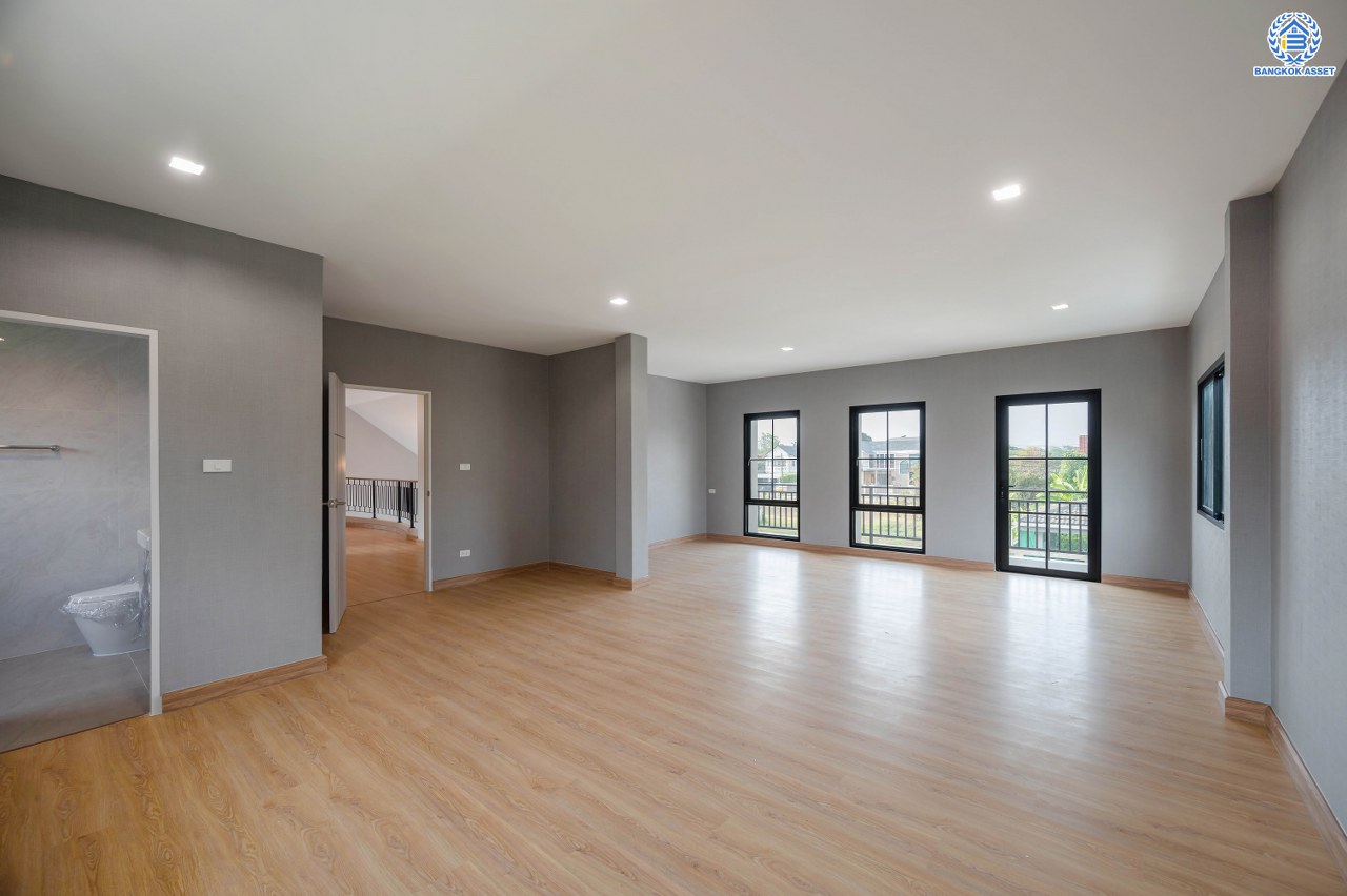 บ้านมือสองตกแต่งใหม่ โครงการ กฤษดานคร20 ปิ่นเกล้า เนื้อที่ 118 ตร.ว. พื้นที่ใช้สอย 330.8 ตร.ม. พร้อมฟังก์ชันจัดเต็ม 5 ห้องนอน 5 ห้องน้ำ 1 ห้องแม่บ้าน จอดรถได้ 2 คัน บนทำเลเชื่อมต่อเมืองอย่างรวดเร็ว ใกล้ทางคู่ขนานลอยฟ้าบรมราชชนนี ทางด่วน "กาญจนาภิเษก" ม.มหิดล เซ็นทรัลปิ่นเกล้า และตลาดสดธนบุรี