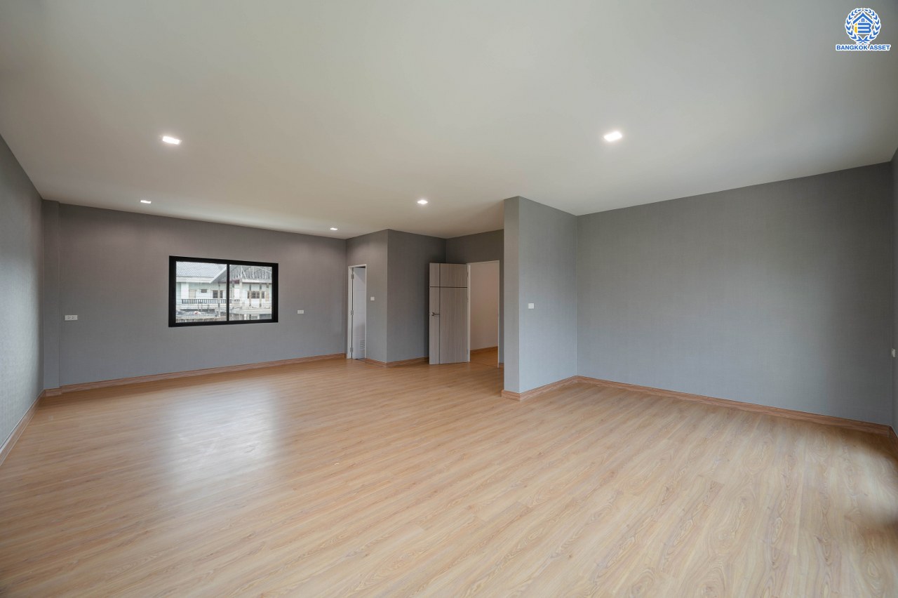 บ้านมือสองตกแต่งใหม่ โครงการ กฤษดานคร20 ปิ่นเกล้า เนื้อที่ 118 ตร.ว. พื้นที่ใช้สอย 330.8 ตร.ม. พร้อมฟังก์ชันจัดเต็ม 5 ห้องนอน 5 ห้องน้ำ 1 ห้องแม่บ้าน จอดรถได้ 2 คัน บนทำเลเชื่อมต่อเมืองอย่างรวดเร็ว ใกล้ทางคู่ขนานลอยฟ้าบรมราชชนนี ทางด่วน "กาญจนาภิเษก" ม.มหิดล เซ็นทรัลปิ่นเกล้า และตลาดสดธนบุรี