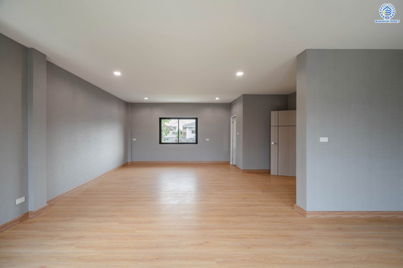 บ้านมือสองตกแต่งใหม่ โครงการ กฤษดานคร20 ปิ่นเกล้า เนื้อที่ 118 ตร.ว. พื้นที่ใช้สอย 330.8 ตร.ม. พร้อมฟังก์ชันจัดเต็ม 5 ห้องนอน 5 ห้องน้ำ 1 ห้องแม่บ้าน จอดรถได้ 2 คัน บนทำเลเชื่อมต่อเมืองอย่างรวดเร็ว ใกล้ทางคู่ขนานลอยฟ้าบรมราชชนนี ทางด่วน "กาญจนาภิเษก" ม.มหิดล เซ็นทรัลปิ่นเกล้า และตลาดสดธนบุรี