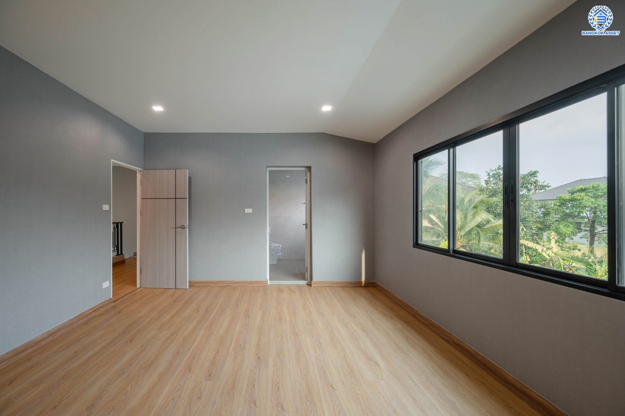 บ้านมือสองตกแต่งใหม่ โครงการ กฤษดานคร20 ปิ่นเกล้า เนื้อที่ 118 ตร.ว. พื้นที่ใช้สอย 330.8 ตร.ม. พร้อมฟังก์ชันจัดเต็ม 5 ห้องนอน 5 ห้องน้ำ 1 ห้องแม่บ้าน จอดรถได้ 2 คัน บนทำเลเชื่อมต่อเมืองอย่างรวดเร็ว ใกล้ทางคู่ขนานลอยฟ้าบรมราชชนนี ทางด่วน "กาญจนาภิเษก" ม.มหิดล เซ็นทรัลปิ่นเกล้า และตลาดสดธนบุรี