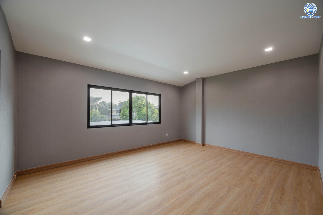 บ้านมือสองตกแต่งใหม่ โครงการ กฤษดานคร20 ปิ่นเกล้า เนื้อที่ 118 ตร.ว. พื้นที่ใช้สอย 330.8 ตร.ม. พร้อมฟังก์ชันจัดเต็ม 5 ห้องนอน 5 ห้องน้ำ 1 ห้องแม่บ้าน จอดรถได้ 2 คัน บนทำเลเชื่อมต่อเมืองอย่างรวดเร็ว ใกล้ทางคู่ขนานลอยฟ้าบรมราชชนนี ทางด่วน "กาญจนาภิเษก" ม.มหิดล เซ็นทรัลปิ่นเกล้า และตลาดสดธนบุรี