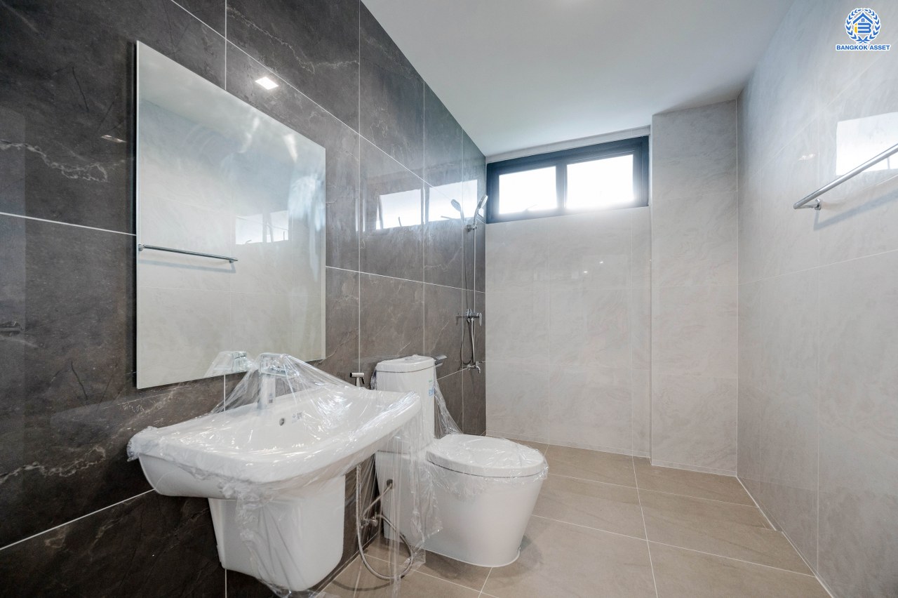 บ้านมือสองตกแต่งใหม่ โครงการ กฤษดานคร20 ปิ่นเกล้า เนื้อที่ 118 ตร.ว. พื้นที่ใช้สอย 330.8 ตร.ม. พร้อมฟังก์ชันจัดเต็ม 5 ห้องนอน 5 ห้องน้ำ 1 ห้องแม่บ้าน จอดรถได้ 2 คัน บนทำเลเชื่อมต่อเมืองอย่างรวดเร็ว ใกล้ทางคู่ขนานลอยฟ้าบรมราชชนนี ทางด่วน "กาญจนาภิเษก" ม.มหิดล เซ็นทรัลปิ่นเกล้า และตลาดสดธนบุรี