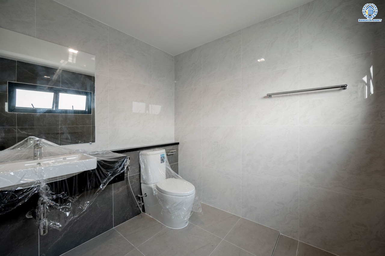 บ้านมือสองตกแต่งใหม่ โครงการ กฤษดานคร20 ปิ่นเกล้า เนื้อที่ 118 ตร.ว. พื้นที่ใช้สอย 330.8 ตร.ม. พร้อมฟังก์ชันจัดเต็ม 5 ห้องนอน 5 ห้องน้ำ 1 ห้องแม่บ้าน จอดรถได้ 2 คัน บนทำเลเชื่อมต่อเมืองอย่างรวดเร็ว ใกล้ทางคู่ขนานลอยฟ้าบรมราชชนนี ทางด่วน "กาญจนาภิเษก" ม.มหิดล เซ็นทรัลปิ่นเกล้า และตลาดสดธนบุรี