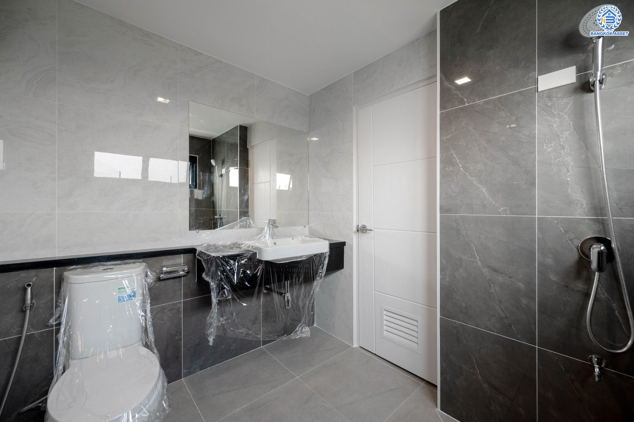 บ้านมือสองตกแต่งใหม่ โครงการ กฤษดานคร20 ปิ่นเกล้า เนื้อที่ 118 ตร.ว. พื้นที่ใช้สอย 330.8 ตร.ม. พร้อมฟังก์ชันจัดเต็ม 5 ห้องนอน 5 ห้องน้ำ 1 ห้องแม่บ้าน จอดรถได้ 2 คัน บนทำเลเชื่อมต่อเมืองอย่างรวดเร็ว ใกล้ทางคู่ขนานลอยฟ้าบรมราชชนนี ทางด่วน "กาญจนาภิเษก" ม.มหิดล เซ็นทรัลปิ่นเกล้า และตลาดสดธนบุรี