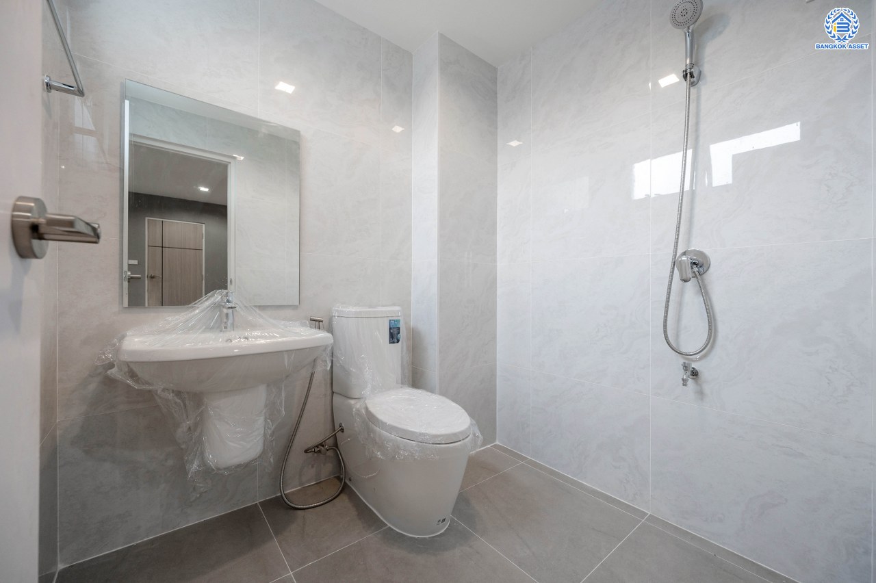 บ้านมือสองตกแต่งใหม่ โครงการ กฤษดานคร20 ปิ่นเกล้า เนื้อที่ 118 ตร.ว. พื้นที่ใช้สอย 330.8 ตร.ม. พร้อมฟังก์ชันจัดเต็ม 5 ห้องนอน 5 ห้องน้ำ 1 ห้องแม่บ้าน จอดรถได้ 2 คัน บนทำเลเชื่อมต่อเมืองอย่างรวดเร็ว ใกล้ทางคู่ขนานลอยฟ้าบรมราชชนนี ทางด่วน "กาญจนาภิเษก" ม.มหิดล เซ็นทรัลปิ่นเกล้า และตลาดสดธนบุรี