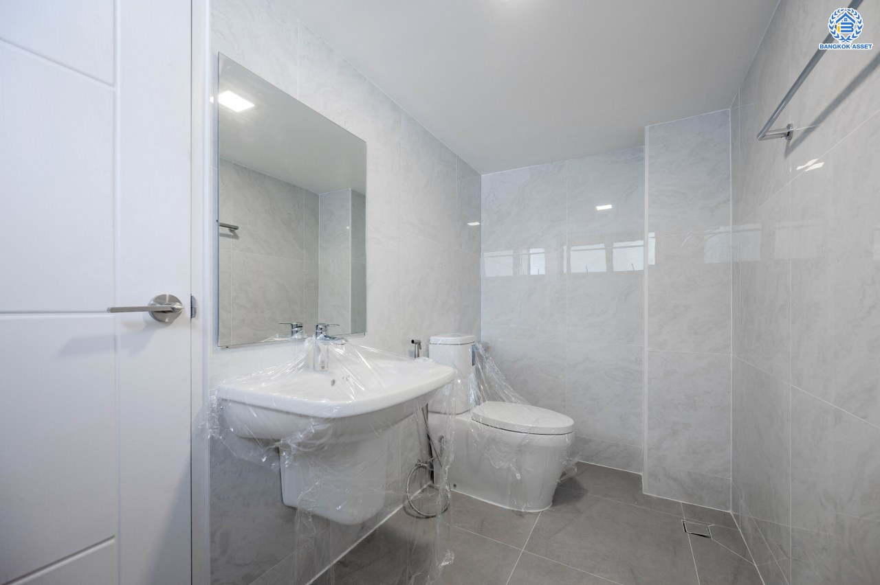 บ้านมือสองตกแต่งใหม่ โครงการ กฤษดานคร20 ปิ่นเกล้า เนื้อที่ 118 ตร.ว. พื้นที่ใช้สอย 330.8 ตร.ม. พร้อมฟังก์ชันจัดเต็ม 5 ห้องนอน 5 ห้องน้ำ 1 ห้องแม่บ้าน จอดรถได้ 2 คัน บนทำเลเชื่อมต่อเมืองอย่างรวดเร็ว ใกล้ทางคู่ขนานลอยฟ้าบรมราชชนนี ทางด่วน "กาญจนาภิเษก" ม.มหิดล เซ็นทรัลปิ่นเกล้า และตลาดสดธนบุรี