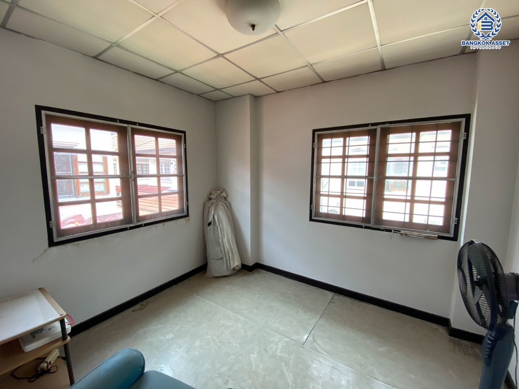 *****บ้านเดี่ยวมือสอง โครงการ มณียา รัตนาธิเบศร์ เนื้อที่ 54 ตร.ว. ฟังก์ชัน 3 ห้องนอน 2 ห้องน้ำ 1 ที่จอดรถ มีพื้นที่หน้าบ้าน ทำเลใกล้เมือง การเดินทางสะดวก เชื่อมต่อถนนรัตนาธิเบศร์ ถนนราชพฤกษ์ ใกล้เซ็นทรัลเวสต์เกต รถไฟฟ้าสายสีม่วง "สถานีบางรักน้อยท่าอิฐ" และจุดขึ้นทางด่วน "งามวงศ์วาน"