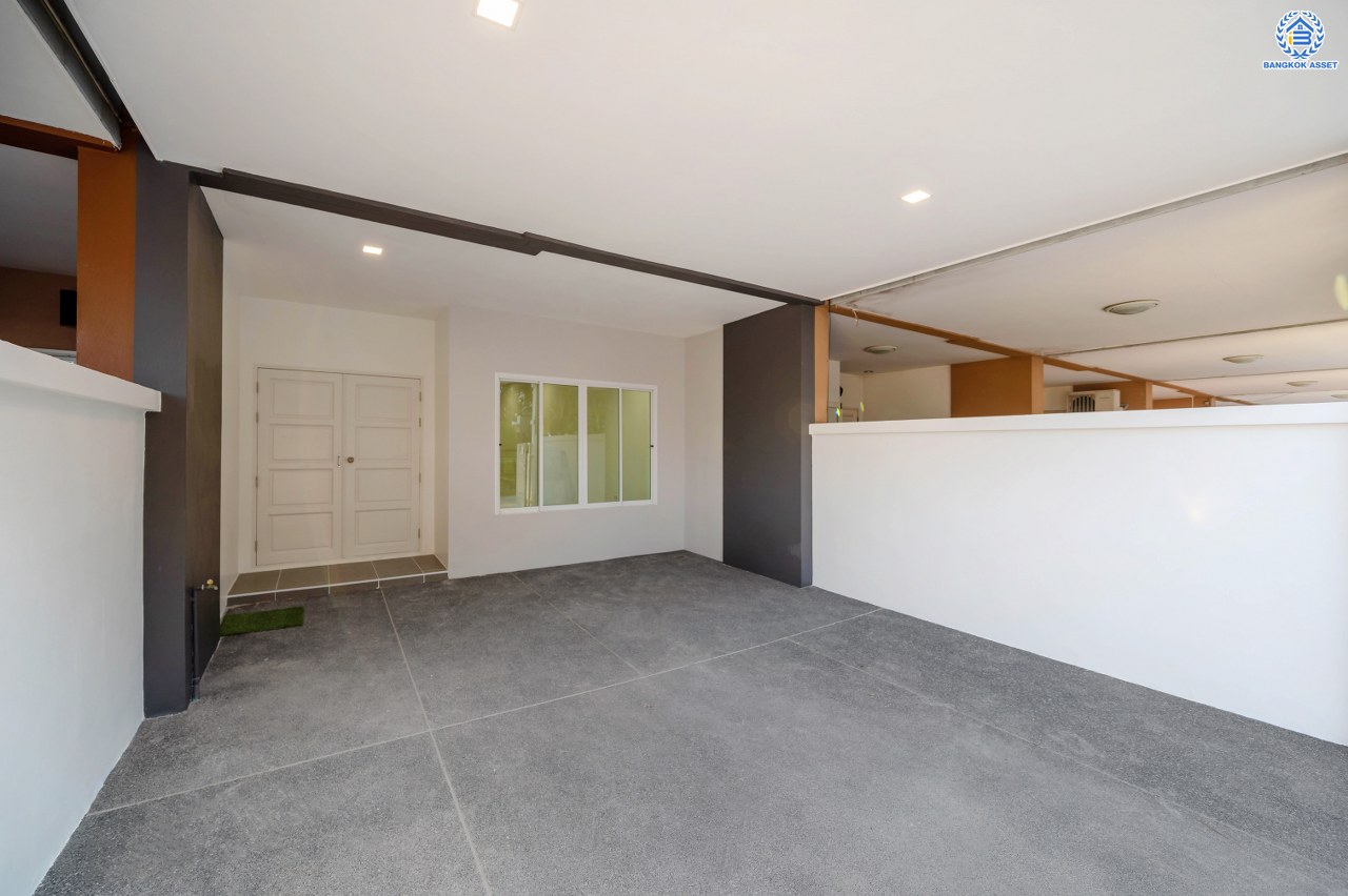 บ้านมือสองตกแต่งใหม่ โครงการ วิชั่นวิลล์5 งามวงศ์วาน-สามัคคี ทาวน์โฮม 3 ชั้น เนื้อที่ 25 ตร.ว. พื้นที่ใช้สอย 218.92 ตร.ม. ฟังก์ชัน 3 ห้องนอน 3 ห้องน้ำ 2 ที่จอดรถ พื้นที่ใช้สอยเยอะตอบโจทย์ทุกไลฟ์สไตล์ พร้อมอยู่ ทำเลเดินทางสะดวก ใกล้รถไฟฟ้าสายสีชมพู "สถานีสามัคคี" และจุดขึ้นทางด่วน "งามวงศ์วาน"