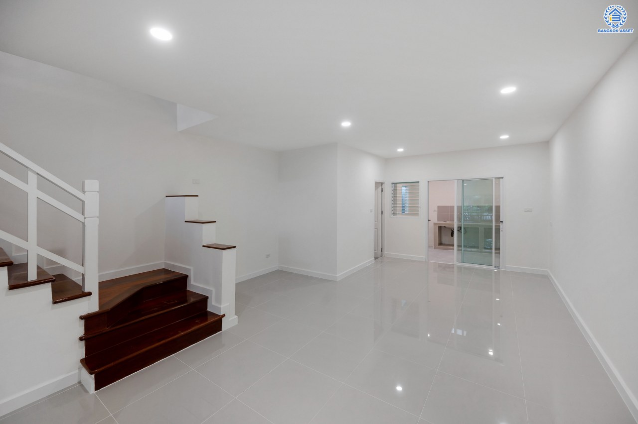 บ้านมือสองตกแต่งใหม่ โครงการ วิชั่นวิลล์5 งามวงศ์วาน-สามัคคี ทาวน์โฮม 3 ชั้น เนื้อที่ 25 ตร.ว. พื้นที่ใช้สอย 218.92 ตร.ม. ฟังก์ชัน 3 ห้องนอน 3 ห้องน้ำ 2 ที่จอดรถ พื้นที่ใช้สอยเยอะตอบโจทย์ทุกไลฟ์สไตล์ พร้อมอยู่ ทำเลเดินทางสะดวก ใกล้รถไฟฟ้าสายสีชมพู "สถานีสามัคคี" และจุดขึ้นทางด่วน "งามวงศ์วาน"