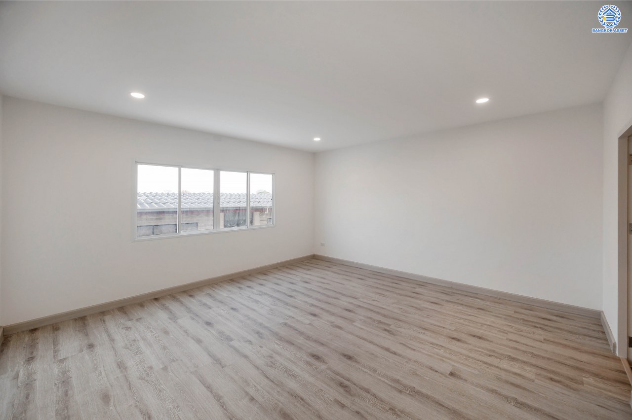 บ้านมือสองตกแต่งใหม่ โครงการ วิชั่นวิลล์5 งามวงศ์วาน-สามัคคี ทาวน์โฮม 3 ชั้น เนื้อที่ 25 ตร.ว. พื้นที่ใช้สอย 218.92 ตร.ม. ฟังก์ชัน 3 ห้องนอน 3 ห้องน้ำ 2 ที่จอดรถ พื้นที่ใช้สอยเยอะตอบโจทย์ทุกไลฟ์สไตล์ พร้อมอยู่ ทำเลเดินทางสะดวก ใกล้รถไฟฟ้าสายสีชมพู "สถานีสามัคคี" และจุดขึ้นทางด่วน "งามวงศ์วาน"