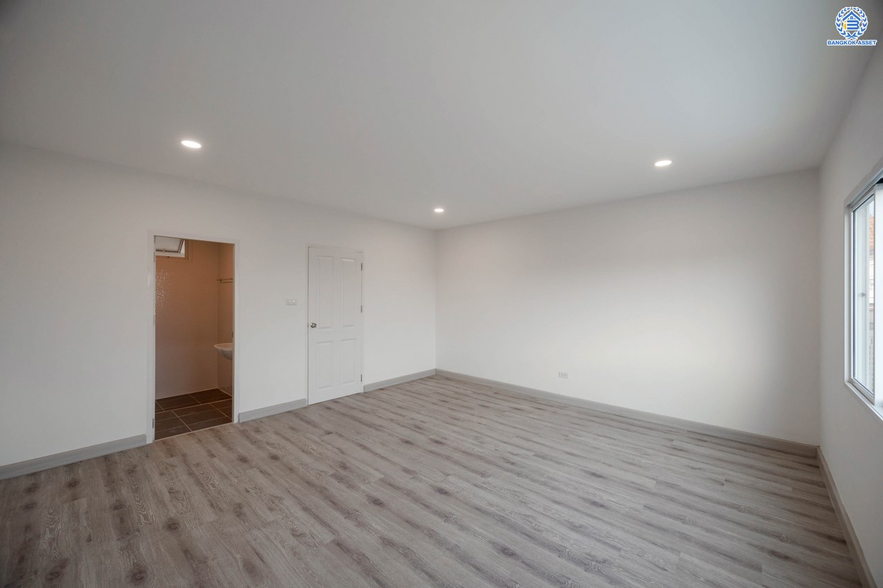 บ้านมือสองตกแต่งใหม่ โครงการ วิชั่นวิลล์5 งามวงศ์วาน-สามัคคี ทาวน์โฮม 3 ชั้น เนื้อที่ 25 ตร.ว. พื้นที่ใช้สอย 218.92 ตร.ม. ฟังก์ชัน 3 ห้องนอน 3 ห้องน้ำ 2 ที่จอดรถ พื้นที่ใช้สอยเยอะตอบโจทย์ทุกไลฟ์สไตล์ พร้อมอยู่ ทำเลเดินทางสะดวก ใกล้รถไฟฟ้าสายสีชมพู "สถานีสามัคคี" และจุดขึ้นทางด่วน "งามวงศ์วาน"