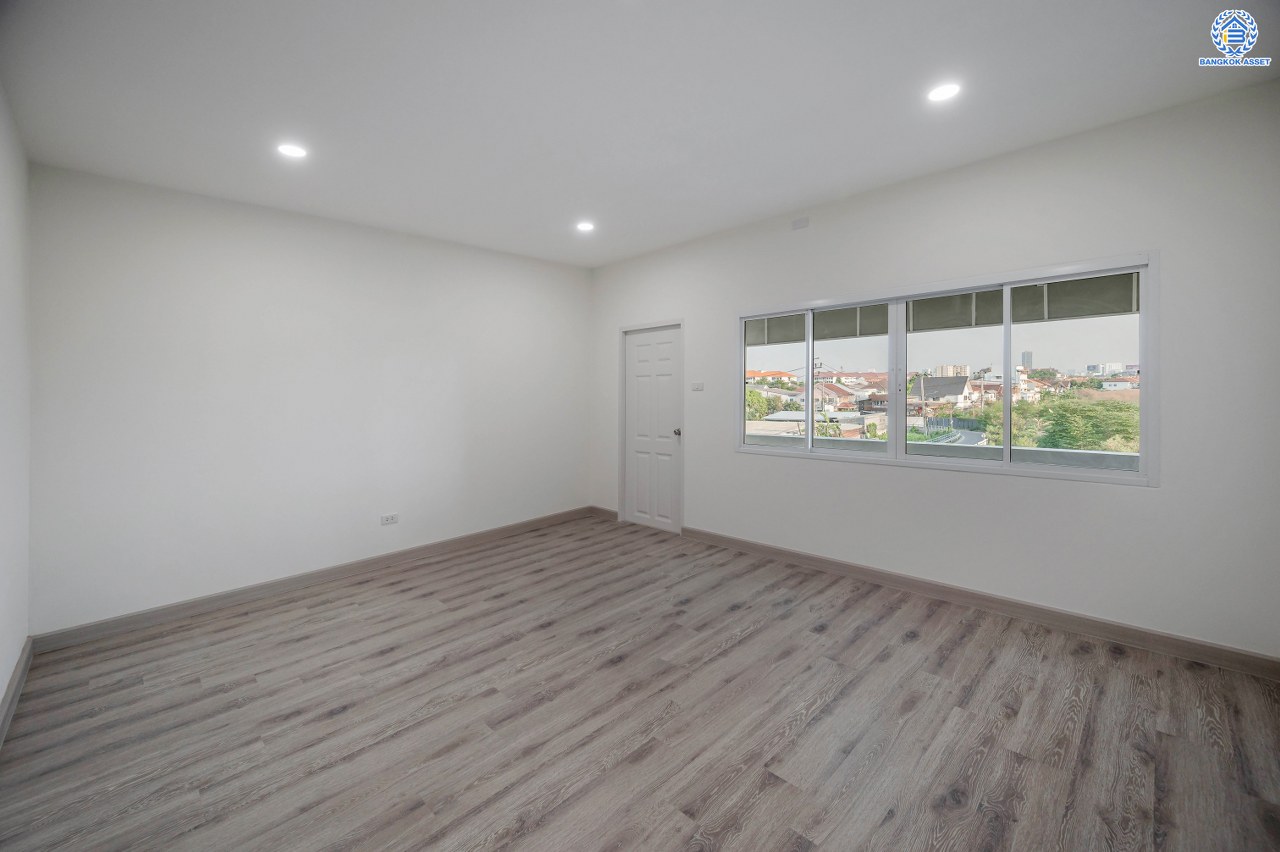 บ้านมือสองตกแต่งใหม่ โครงการ วิชั่นวิลล์5 งามวงศ์วาน-สามัคคี ทาวน์โฮม 3 ชั้น เนื้อที่ 25 ตร.ว. พื้นที่ใช้สอย 218.92 ตร.ม. ฟังก์ชัน 3 ห้องนอน 3 ห้องน้ำ 2 ที่จอดรถ พื้นที่ใช้สอยเยอะตอบโจทย์ทุกไลฟ์สไตล์ พร้อมอยู่ ทำเลเดินทางสะดวก ใกล้รถไฟฟ้าสายสีชมพู "สถานีสามัคคี" และจุดขึ้นทางด่วน "งามวงศ์วาน"