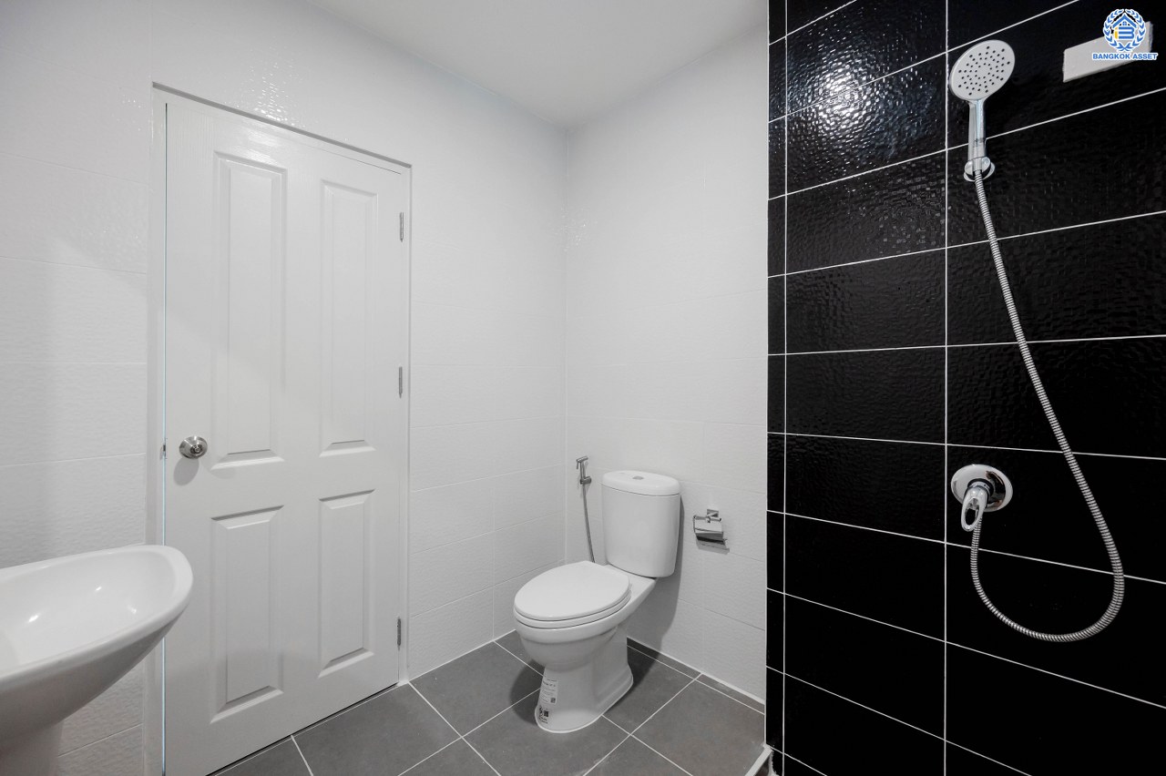 บ้านมือสองตกแต่งใหม่ โครงการ วิชั่นวิลล์5 งามวงศ์วาน-สามัคคี ทาวน์โฮม 3 ชั้น เนื้อที่ 25 ตร.ว. พื้นที่ใช้สอย 218.92 ตร.ม. ฟังก์ชัน 3 ห้องนอน 3 ห้องน้ำ 2 ที่จอดรถ พื้นที่ใช้สอยเยอะตอบโจทย์ทุกไลฟ์สไตล์ พร้อมอยู่ ทำเลเดินทางสะดวก ใกล้รถไฟฟ้าสายสีชมพู "สถานีสามัคคี" และจุดขึ้นทางด่วน "งามวงศ์วาน"