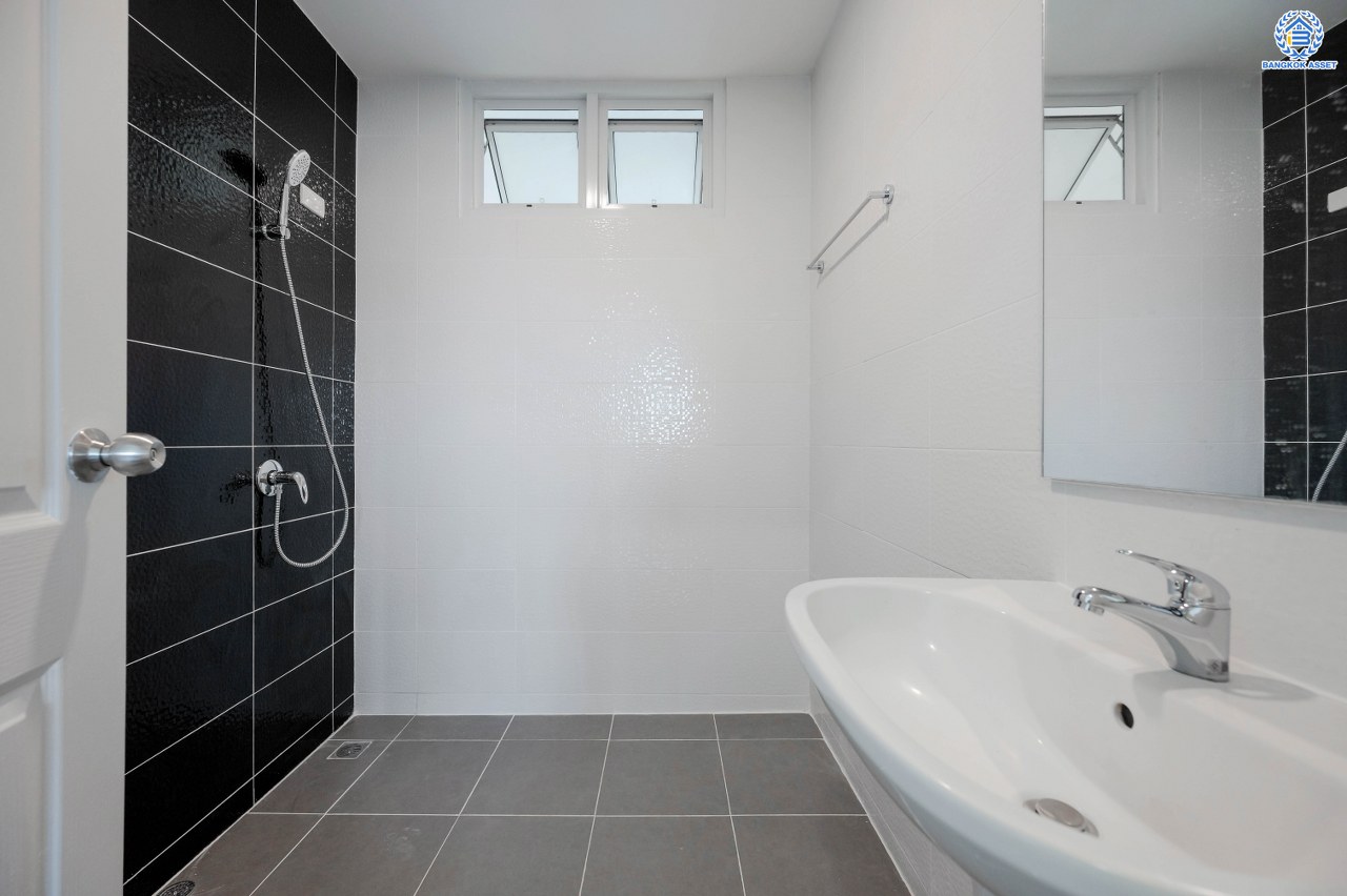 บ้านมือสองตกแต่งใหม่ โครงการ วิชั่นวิลล์5 งามวงศ์วาน-สามัคคี ทาวน์โฮม 3 ชั้น เนื้อที่ 25 ตร.ว. พื้นที่ใช้สอย 218.92 ตร.ม. ฟังก์ชัน 3 ห้องนอน 3 ห้องน้ำ 2 ที่จอดรถ พื้นที่ใช้สอยเยอะตอบโจทย์ทุกไลฟ์สไตล์ พร้อมอยู่ ทำเลเดินทางสะดวก ใกล้รถไฟฟ้าสายสีชมพู "สถานีสามัคคี" และจุดขึ้นทางด่วน "งามวงศ์วาน"