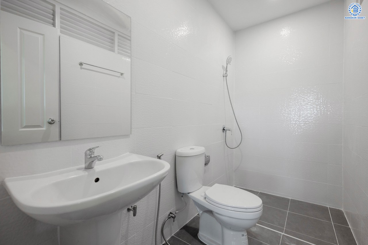 บ้านมือสองตกแต่งใหม่ โครงการ วิชั่นวิลล์5 งามวงศ์วาน-สามัคคี ทาวน์โฮม 3 ชั้น เนื้อที่ 25 ตร.ว. พื้นที่ใช้สอย 218.92 ตร.ม. ฟังก์ชัน 3 ห้องนอน 3 ห้องน้ำ 2 ที่จอดรถ พื้นที่ใช้สอยเยอะตอบโจทย์ทุกไลฟ์สไตล์ พร้อมอยู่ ทำเลเดินทางสะดวก ใกล้รถไฟฟ้าสายสีชมพู "สถานีสามัคคี" และจุดขึ้นทางด่วน "งามวงศ์วาน"