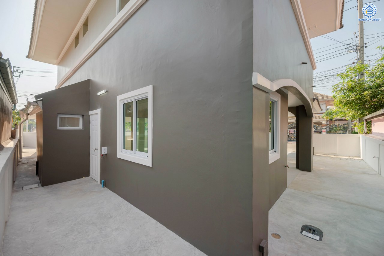 บ้านมือสองตกแต่งใหม่ โครงการ ลลิล รามอินทรา-วัชรพล หลังมุม เนื้อที่ 64.8 ตร.ว. ฟังก์ชัน 3 ห้องนอน 3 ห้องน้ำ 1 ห้องอเนกประสงค์ จอดรถได้ 2 คัน พร้อม Facilities ครบครัน บนทำเลเดินทางสะดวก ติดถนนสุขาภิบาล5 เชื่อมต่อหลายเส้นทาง ใกล้ทางด่วน "ฉลองรัช" และรถไฟฟ้าสายสีเขียว "สถานีสายหยุด"