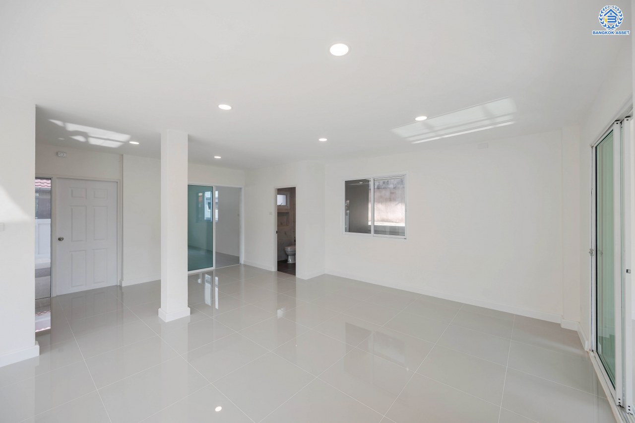 บ้านมือสองตกแต่งใหม่ โครงการ ลลิล รามอินทรา-วัชรพล หลังมุม เนื้อที่ 64.8 ตร.ว. ฟังก์ชัน 3 ห้องนอน 3 ห้องน้ำ 1 ห้องอเนกประสงค์ จอดรถได้ 2 คัน พร้อม Facilities ครบครัน บนทำเลเดินทางสะดวก ติดถนนสุขาภิบาล5 เชื่อมต่อหลายเส้นทาง ใกล้ทางด่วน "ฉลองรัช" และรถไฟฟ้าสายสีเขียว "สถานีสายหยุด"