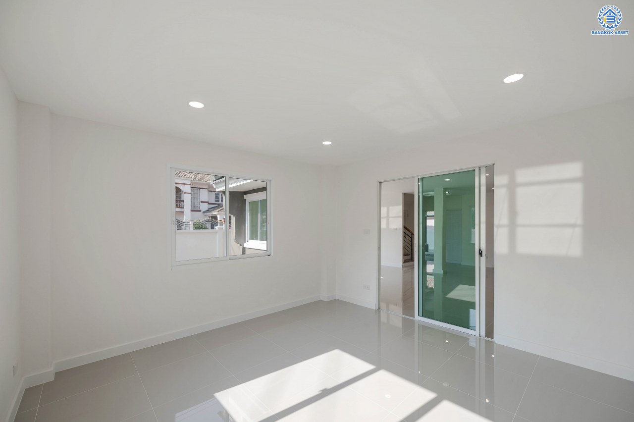 บ้านมือสองตกแต่งใหม่ โครงการ ลลิล รามอินทรา-วัชรพล หลังมุม เนื้อที่ 64.8 ตร.ว. ฟังก์ชัน 3 ห้องนอน 3 ห้องน้ำ 1 ห้องอเนกประสงค์ จอดรถได้ 2 คัน พร้อม Facilities ครบครัน บนทำเลเดินทางสะดวก ติดถนนสุขาภิบาล5 เชื่อมต่อหลายเส้นทาง ใกล้ทางด่วน "ฉลองรัช" และรถไฟฟ้าสายสีเขียว "สถานีสายหยุด"