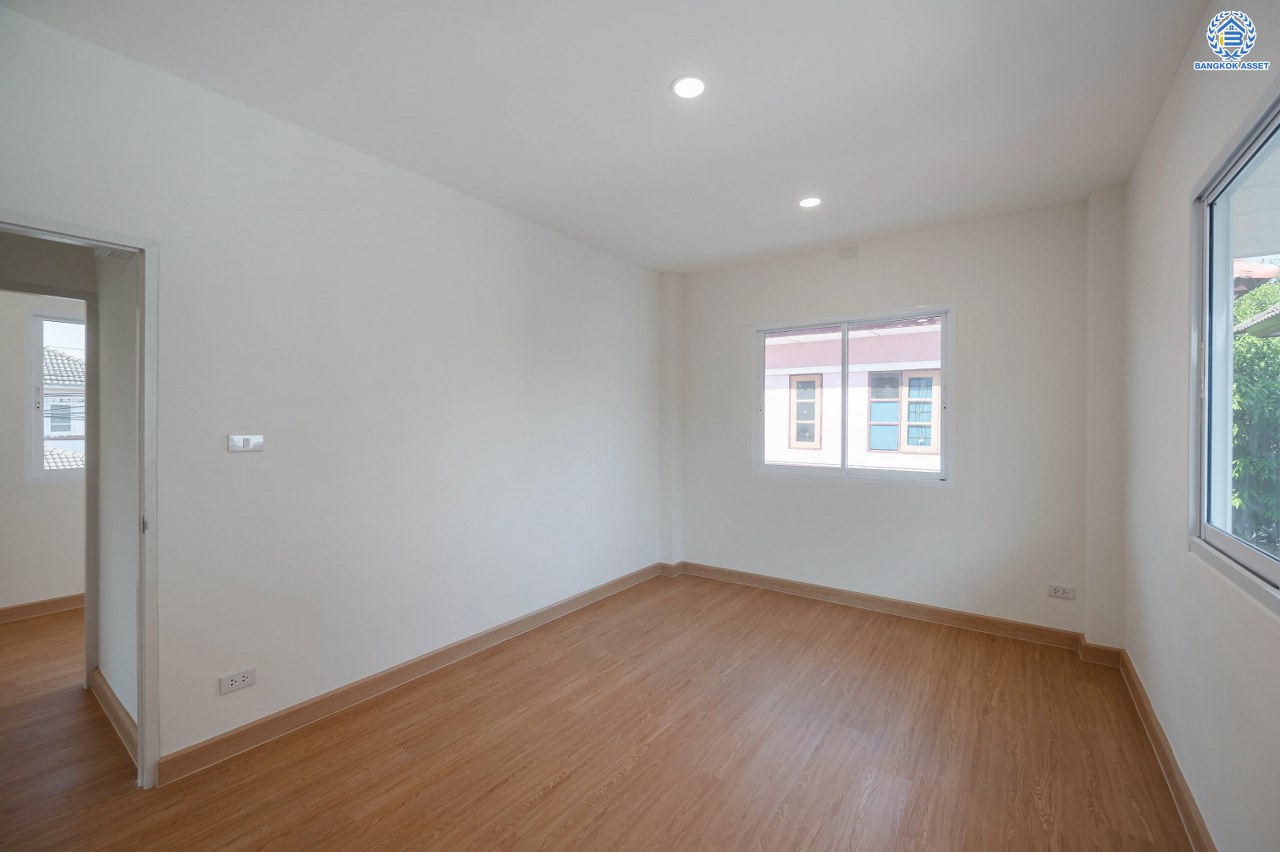 บ้านมือสองตกแต่งใหม่ โครงการ ลลิล รามอินทรา-วัชรพล หลังมุม เนื้อที่ 64.8 ตร.ว. ฟังก์ชัน 3 ห้องนอน 3 ห้องน้ำ 1 ห้องอเนกประสงค์ จอดรถได้ 2 คัน พร้อม Facilities ครบครัน บนทำเลเดินทางสะดวก ติดถนนสุขาภิบาล5 เชื่อมต่อหลายเส้นทาง ใกล้ทางด่วน "ฉลองรัช" และรถไฟฟ้าสายสีเขียว "สถานีสายหยุด"