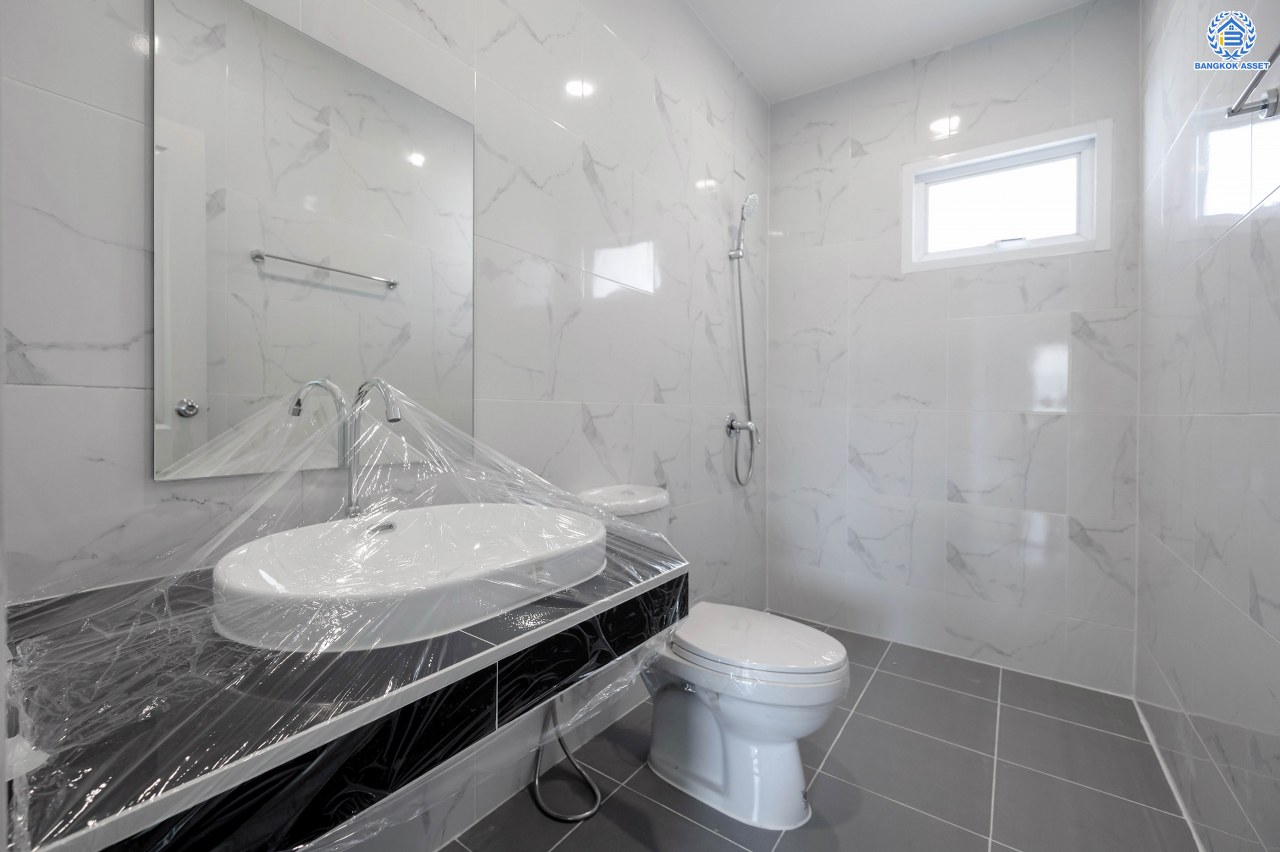 บ้านมือสองตกแต่งใหม่ โครงการ ลลิล รามอินทรา-วัชรพล หลังมุม เนื้อที่ 64.8 ตร.ว. ฟังก์ชัน 3 ห้องนอน 3 ห้องน้ำ 1 ห้องอเนกประสงค์ จอดรถได้ 2 คัน พร้อม Facilities ครบครัน บนทำเลเดินทางสะดวก ติดถนนสุขาภิบาล5 เชื่อมต่อหลายเส้นทาง ใกล้ทางด่วน "ฉลองรัช" และรถไฟฟ้าสายสีเขียว "สถานีสายหยุด"