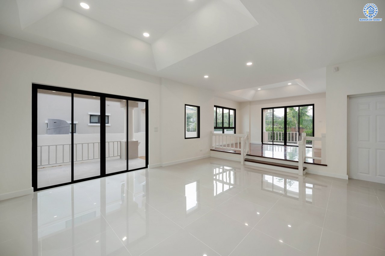 บ้านมือสองตกแต่งใหม่ โครงการ มัณฑนา วัดพระเงิน เนื้อที่กว้างถึง 96.6 ตร.ว. พื้นที่ใช้สอย 228.03 ตร.ม. ฟังก์ชัน 3 ห้องนอน 3 ห้องน้ำ จอดรถได้ 4 คัน พร้อม Living กว้างขวาง บนทำเลเดินทางสะดวก ใกล้เซ็นทรัลเวสต์เกต, รถไฟฟ้าสายสีม่วง "สถานีตลาดบางใหญ่" และทางด่วน "ศรีรัช"