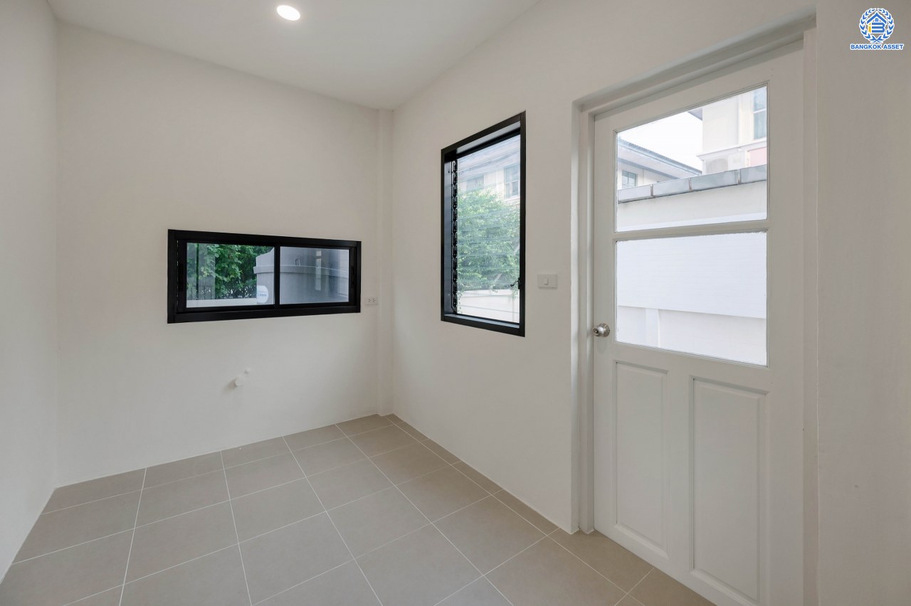 บ้านมือสองตกแต่งใหม่ โครงการ มัณฑนา วัดพระเงิน เนื้อที่กว้างถึง 96.6 ตร.ว. พื้นที่ใช้สอย 228.03 ตร.ม. ฟังก์ชัน 3 ห้องนอน 3 ห้องน้ำ จอดรถได้ 4 คัน พร้อม Living กว้างขวาง บนทำเลเดินทางสะดวก ใกล้เซ็นทรัลเวสต์เกต, รถไฟฟ้าสายสีม่วง "สถานีตลาดบางใหญ่" และทางด่วน "ศรีรัช"