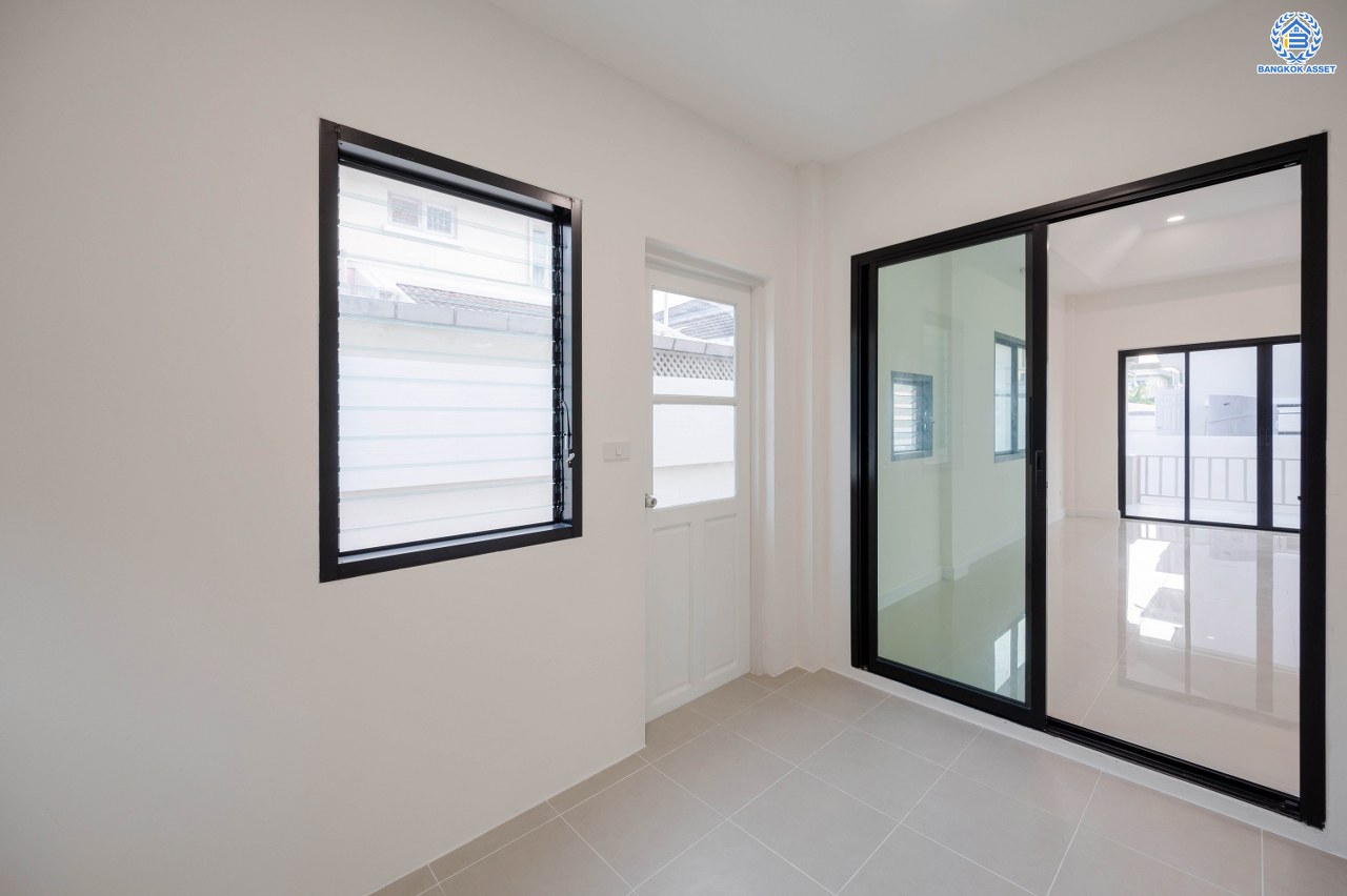 บ้านมือสองตกแต่งใหม่ โครงการ มัณฑนา วัดพระเงิน เนื้อที่กว้างถึง 96.6 ตร.ว. พื้นที่ใช้สอย 228.03 ตร.ม. ฟังก์ชัน 3 ห้องนอน 3 ห้องน้ำ จอดรถได้ 4 คัน พร้อม Living กว้างขวาง บนทำเลเดินทางสะดวก ใกล้เซ็นทรัลเวสต์เกต, รถไฟฟ้าสายสีม่วง "สถานีตลาดบางใหญ่" และทางด่วน "ศรีรัช"