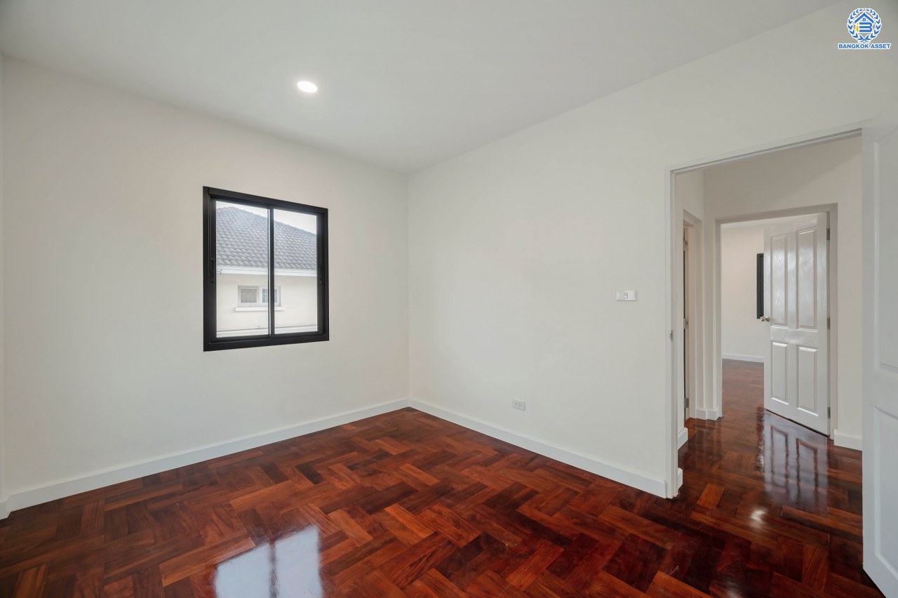 บ้านมือสองตกแต่งใหม่ โครงการ มัณฑนา วัดพระเงิน เนื้อที่กว้างถึง 96.6 ตร.ว. พื้นที่ใช้สอย 228.03 ตร.ม. ฟังก์ชัน 3 ห้องนอน 3 ห้องน้ำ จอดรถได้ 4 คัน พร้อม Living กว้างขวาง บนทำเลเดินทางสะดวก ใกล้เซ็นทรัลเวสต์เกต, รถไฟฟ้าสายสีม่วง "สถานีตลาดบางใหญ่" และทางด่วน "ศรีรัช"