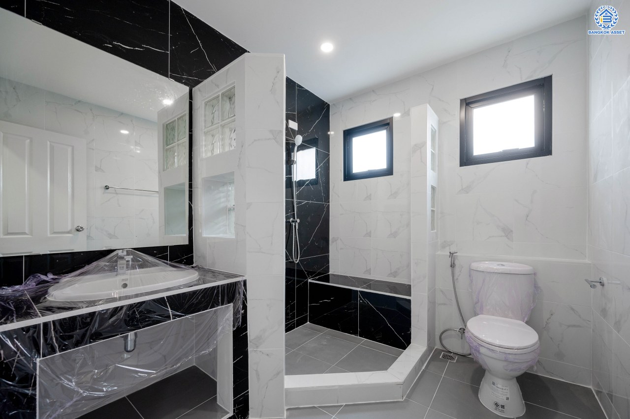 บ้านมือสองตกแต่งใหม่ โครงการ มัณฑนา วัดพระเงิน เนื้อที่กว้างถึง 96.6 ตร.ว. พื้นที่ใช้สอย 228.03 ตร.ม. ฟังก์ชัน 3 ห้องนอน 3 ห้องน้ำ จอดรถได้ 4 คัน พร้อม Living กว้างขวาง บนทำเลเดินทางสะดวก ใกล้เซ็นทรัลเวสต์เกต, รถไฟฟ้าสายสีม่วง "สถานีตลาดบางใหญ่" และทางด่วน "ศรีรัช"