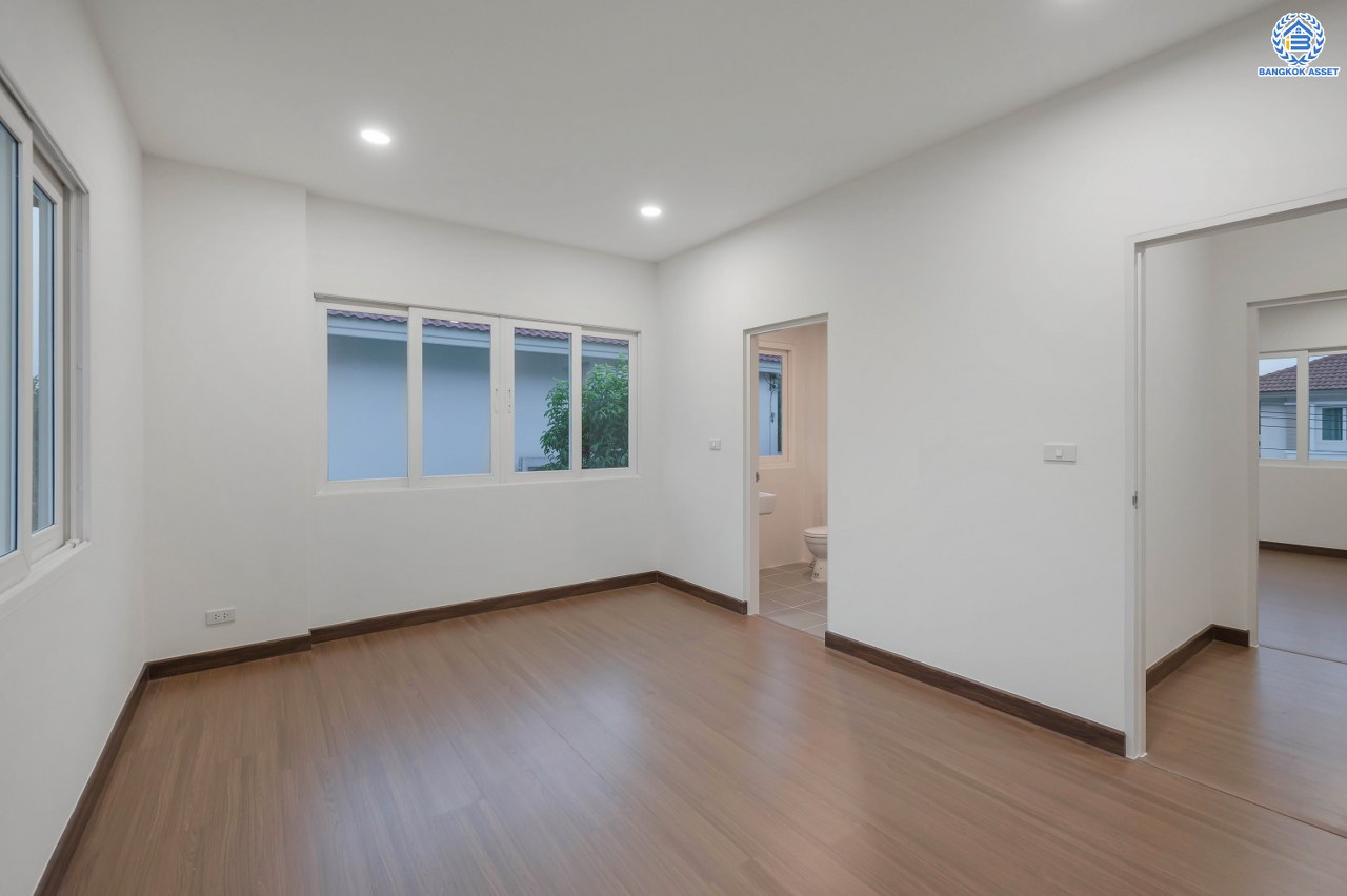 บ้านมือสองตกแต่งใหม่ โครงการ คาซ่าแกรนด์ รัตนาธิเบศร์-ราชพฤกษ์ บ้านเดี่ยวจากแบรนด์ Q.House เนื้อที่ 69.5 ตร.ว. ฟังก์ชัน 3 ห้องนอน 3 ห้องน้ำ 1 ห้องแม่บ้าน จอดรถได้ถึง 2 คัน พร้อม Facilities ครบครัน บนทำเลเดินทางสะดวก ติดถนนราชพฤกษ์ ใกล้เซ็นทรัลเวสต์เกต และรถไฟฟ้าสายสีม่วง "สถานีบางรักใหญ่"