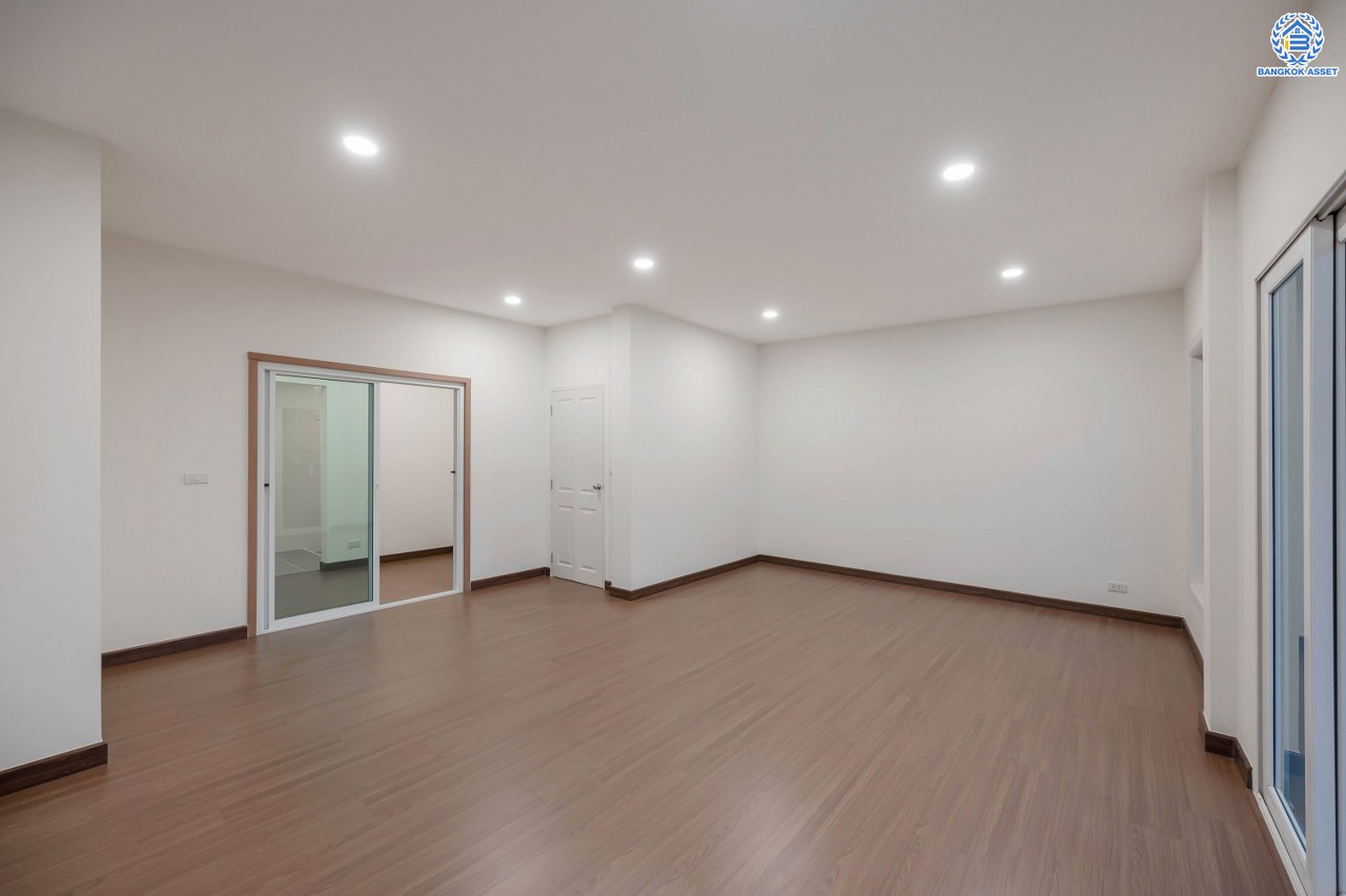 บ้านมือสองตกแต่งใหม่ โครงการ คาซ่าแกรนด์ รัตนาธิเบศร์-ราชพฤกษ์ บ้านเดี่ยวจากแบรนด์ Q.House เนื้อที่ 69.5 ตร.ว. ฟังก์ชัน 3 ห้องนอน 3 ห้องน้ำ 1 ห้องแม่บ้าน จอดรถได้ถึง 2 คัน พร้อม Facilities ครบครัน บนทำเลเดินทางสะดวก ติดถนนราชพฤกษ์ ใกล้เซ็นทรัลเวสต์เกต และรถไฟฟ้าสายสีม่วง "สถานีบางรักใหญ่"