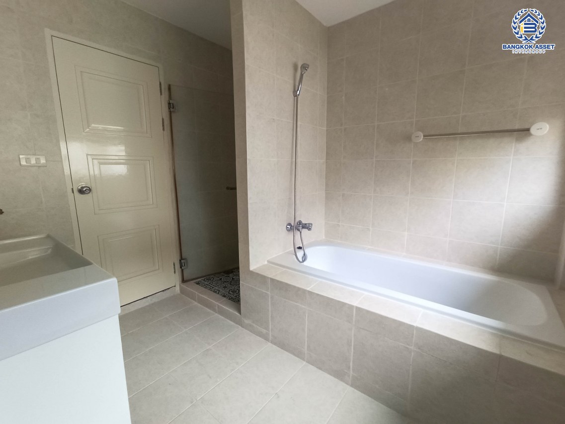 *****บ้านเดี่ยวมือสองกรุงเทพมหานคร โครงการ โนเบิลจีโอ วัชรพล เนื้อที่กว้าง 52.5 ตร.ว. ฟังก์ชัน 4 ห้องนอน 3 ห้องน้ำ 2 ที่จอดรถ แถมฟรี! 6 เครื่องปรับอากาศ บนทำเลเดินทางสะดวก เชื่อมต่อ ถนนวัชรพล, ถนนสุขาภิบาล5 ใกล้รถไฟฟ้าสายสีชมพู "สถานีวัชรพล" และทางด่วน "สุขาภิบาล5"