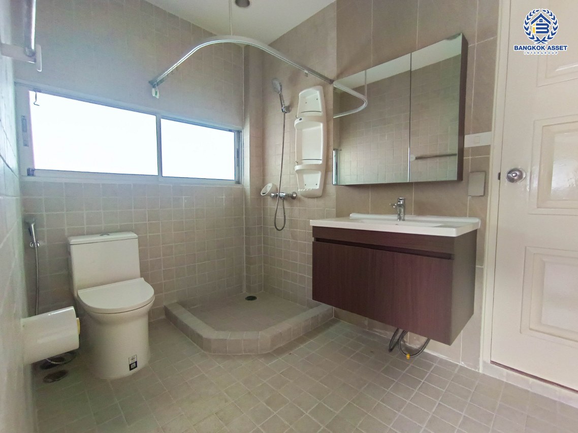 *****บ้านเดี่ยวมือสองกรุงเทพมหานคร โครงการ โนเบิลจีโอ วัชรพล เนื้อที่กว้าง 52.5 ตร.ว. ฟังก์ชัน 4 ห้องนอน 3 ห้องน้ำ 2 ที่จอดรถ แถมฟรี! 6 เครื่องปรับอากาศ บนทำเลเดินทางสะดวก เชื่อมต่อ ถนนวัชรพล, ถนนสุขาภิบาล5 ใกล้รถไฟฟ้าสายสีชมพู "สถานีวัชรพล" และทางด่วน "สุขาภิบาล5"