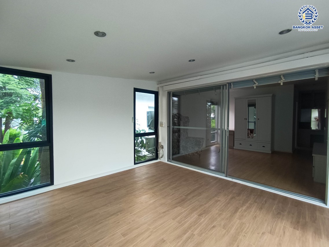 *****บ้านเดี่ยวมือสองกรุงเทพมหานคร โครงการ โนเบิลจีโอ วัชรพล เนื้อที่กว้าง 52.5 ตร.ว. ฟังก์ชัน 4 ห้องนอน 3 ห้องน้ำ 2 ที่จอดรถ แถมฟรี! 6 เครื่องปรับอากาศ บนทำเลเดินทางสะดวก เชื่อมต่อ ถนนวัชรพล, ถนนสุขาภิบาล5 ใกล้รถไฟฟ้าสายสีชมพู "สถานีวัชรพล" และทางด่วน "สุขาภิบาล5"