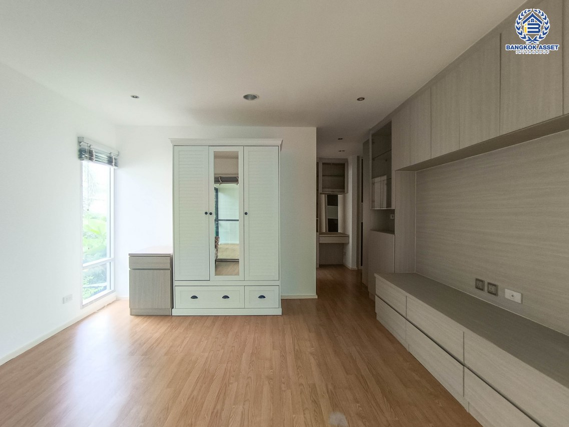 *****บ้านเดี่ยวมือสองกรุงเทพมหานคร โครงการ โนเบิลจีโอ วัชรพล เนื้อที่กว้าง 52.5 ตร.ว. ฟังก์ชัน 4 ห้องนอน 3 ห้องน้ำ 2 ที่จอดรถ แถมฟรี! 6 เครื่องปรับอากาศ บนทำเลเดินทางสะดวก เชื่อมต่อ ถนนวัชรพล, ถนนสุขาภิบาล5 ใกล้รถไฟฟ้าสายสีชมพู "สถานีวัชรพล" และทางด่วน "สุขาภิบาล5"