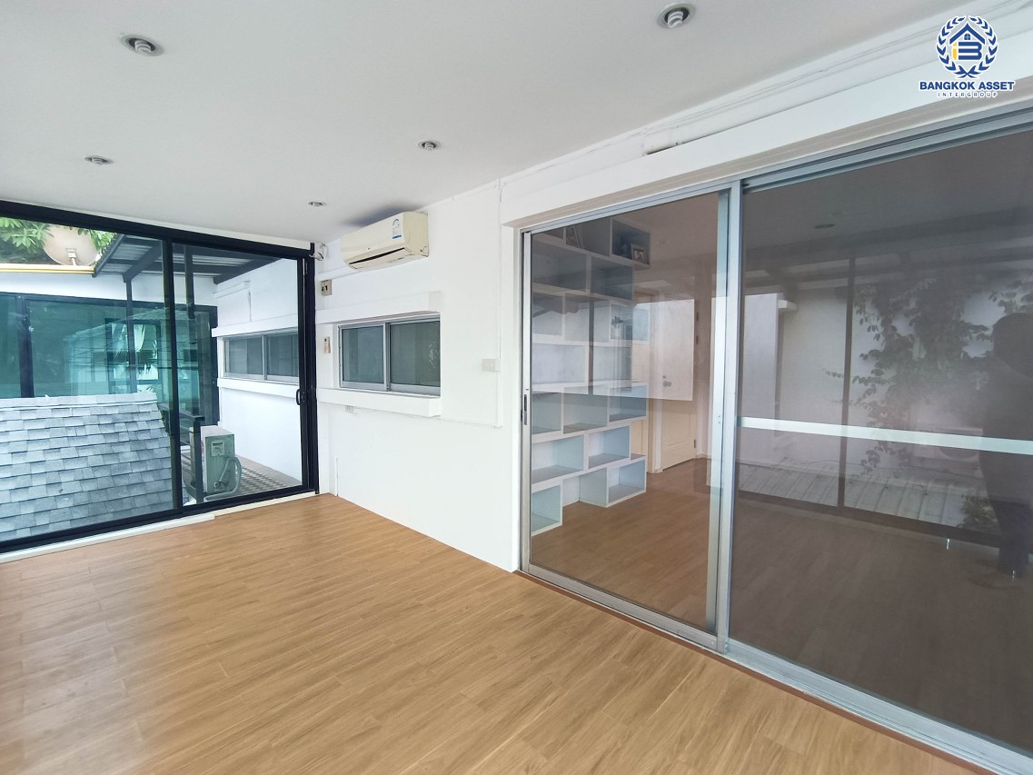 *****บ้านเดี่ยวมือสองกรุงเทพมหานคร โครงการ โนเบิลจีโอ วัชรพล เนื้อที่กว้าง 52.5 ตร.ว. ฟังก์ชัน 4 ห้องนอน 3 ห้องน้ำ 2 ที่จอดรถ แถมฟรี! 6 เครื่องปรับอากาศ บนทำเลเดินทางสะดวก เชื่อมต่อ ถนนวัชรพล, ถนนสุขาภิบาล5 ใกล้รถไฟฟ้าสายสีชมพู "สถานีวัชรพล" และทางด่วน "สุขาภิบาล5"