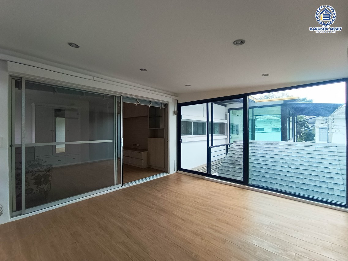 *****บ้านเดี่ยวมือสองกรุงเทพมหานคร โครงการ โนเบิลจีโอ วัชรพล เนื้อที่กว้าง 52.5 ตร.ว. ฟังก์ชัน 4 ห้องนอน 3 ห้องน้ำ 2 ที่จอดรถ แถมฟรี! 6 เครื่องปรับอากาศ บนทำเลเดินทางสะดวก เชื่อมต่อ ถนนวัชรพล, ถนนสุขาภิบาล5 ใกล้รถไฟฟ้าสายสีชมพู "สถานีวัชรพล" และทางด่วน "สุขาภิบาล5"