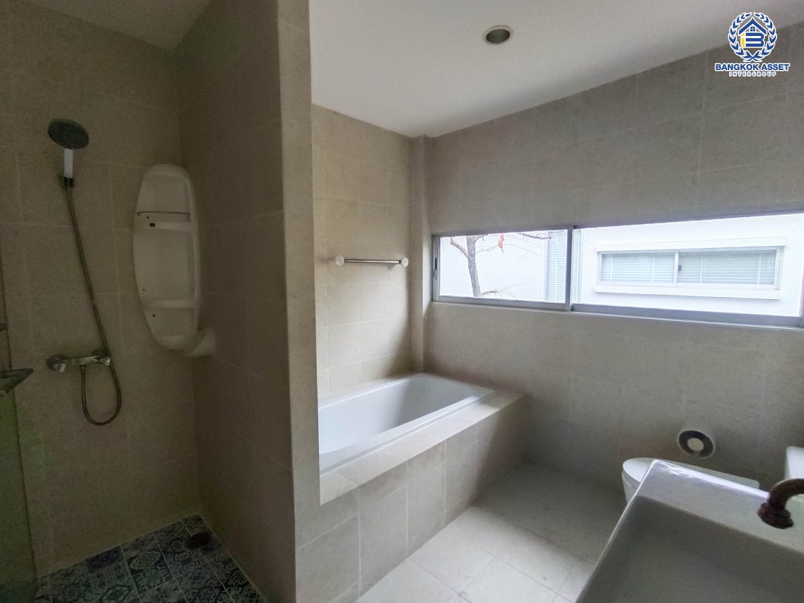 *****บ้านเดี่ยวมือสองกรุงเทพมหานคร โครงการ โนเบิลจีโอ วัชรพล เนื้อที่กว้าง 52.5 ตร.ว. ฟังก์ชัน 4 ห้องนอน 3 ห้องน้ำ 2 ที่จอดรถ แถมฟรี! 6 เครื่องปรับอากาศ บนทำเลเดินทางสะดวก เชื่อมต่อ ถนนวัชรพล, ถนนสุขาภิบาล5 ใกล้รถไฟฟ้าสายสีชมพู "สถานีวัชรพล" และทางด่วน "สุขาภิบาล5"