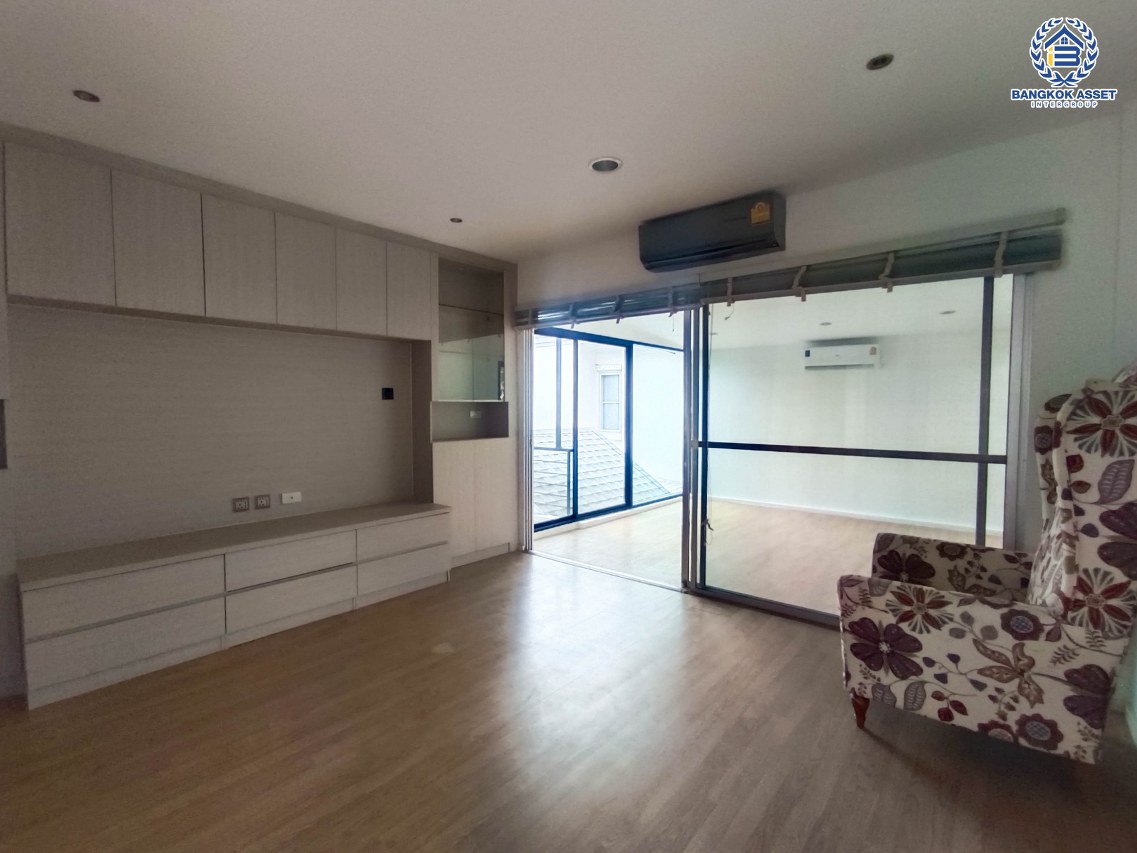 *****บ้านเดี่ยวมือสองกรุงเทพมหานคร โครงการ โนเบิลจีโอ วัชรพล เนื้อที่กว้าง 52.5 ตร.ว. ฟังก์ชัน 4 ห้องนอน 3 ห้องน้ำ 2 ที่จอดรถ แถมฟรี! 6 เครื่องปรับอากาศ บนทำเลเดินทางสะดวก เชื่อมต่อ ถนนวัชรพล, ถนนสุขาภิบาล5 ใกล้รถไฟฟ้าสายสีชมพู "สถานีวัชรพล" และทางด่วน "สุขาภิบาล5"