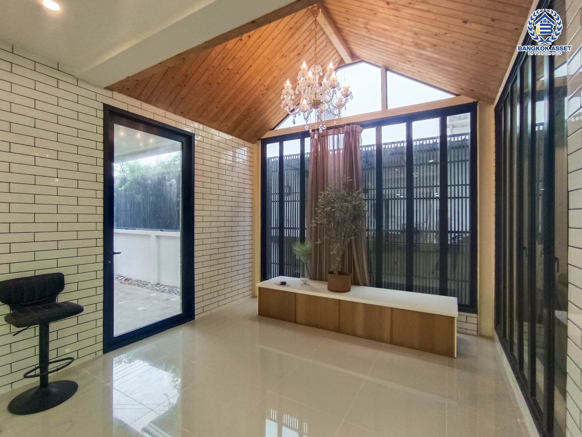 *****บ้านเดี่ยวมือสองกรุงเทพมหานคร โครงการ โนเบิลจีโอ วัชรพล เนื้อที่กว้าง 52.5 ตร.ว. ฟังก์ชัน 4 ห้องนอน 3 ห้องน้ำ 2 ที่จอดรถ แถมฟรี! 6 เครื่องปรับอากาศ บนทำเลเดินทางสะดวก เชื่อมต่อ ถนนวัชรพล, ถนนสุขาภิบาล5 ใกล้รถไฟฟ้าสายสีชมพู "สถานีวัชรพล" และทางด่วน "สุขาภิบาล5"