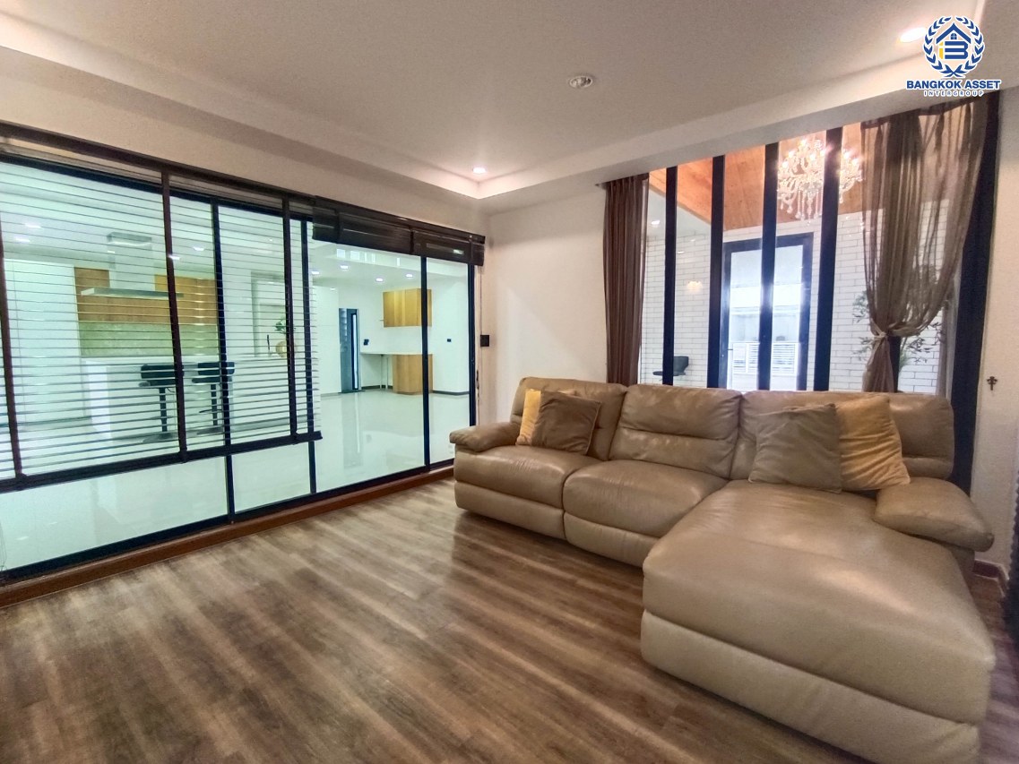 *****บ้านเดี่ยวมือสองกรุงเทพมหานคร โครงการ โนเบิลจีโอ วัชรพล เนื้อที่กว้าง 52.5 ตร.ว. ฟังก์ชัน 4 ห้องนอน 3 ห้องน้ำ 2 ที่จอดรถ แถมฟรี! 6 เครื่องปรับอากาศ บนทำเลเดินทางสะดวก เชื่อมต่อ ถนนวัชรพล, ถนนสุขาภิบาล5 ใกล้รถไฟฟ้าสายสีชมพู "สถานีวัชรพล" และทางด่วน "สุขาภิบาล5"