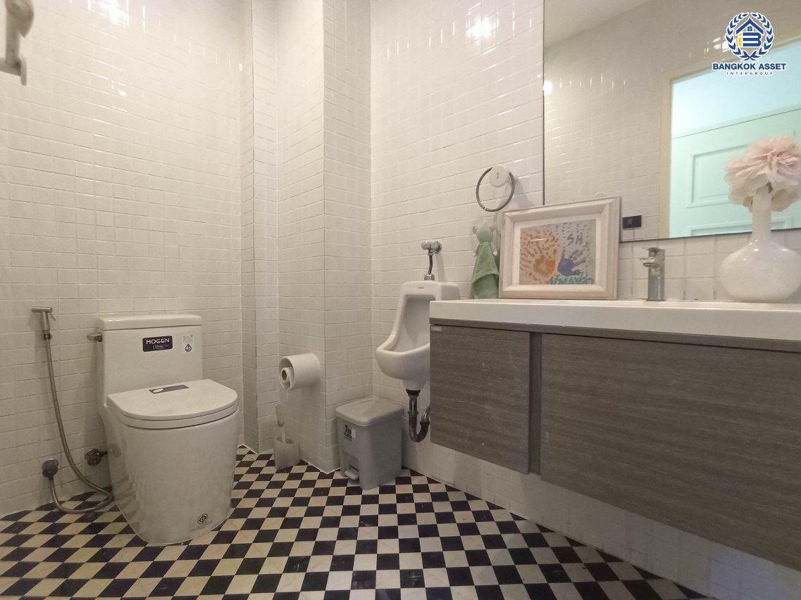 *****บ้านเดี่ยวมือสองกรุงเทพมหานคร โครงการ โนเบิลจีโอ วัชรพล เนื้อที่กว้าง 52.5 ตร.ว. ฟังก์ชัน 4 ห้องนอน 3 ห้องน้ำ 2 ที่จอดรถ แถมฟรี! 6 เครื่องปรับอากาศ บนทำเลเดินทางสะดวก เชื่อมต่อ ถนนวัชรพล, ถนนสุขาภิบาล5 ใกล้รถไฟฟ้าสายสีชมพู "สถานีวัชรพล" และทางด่วน "สุขาภิบาล5"